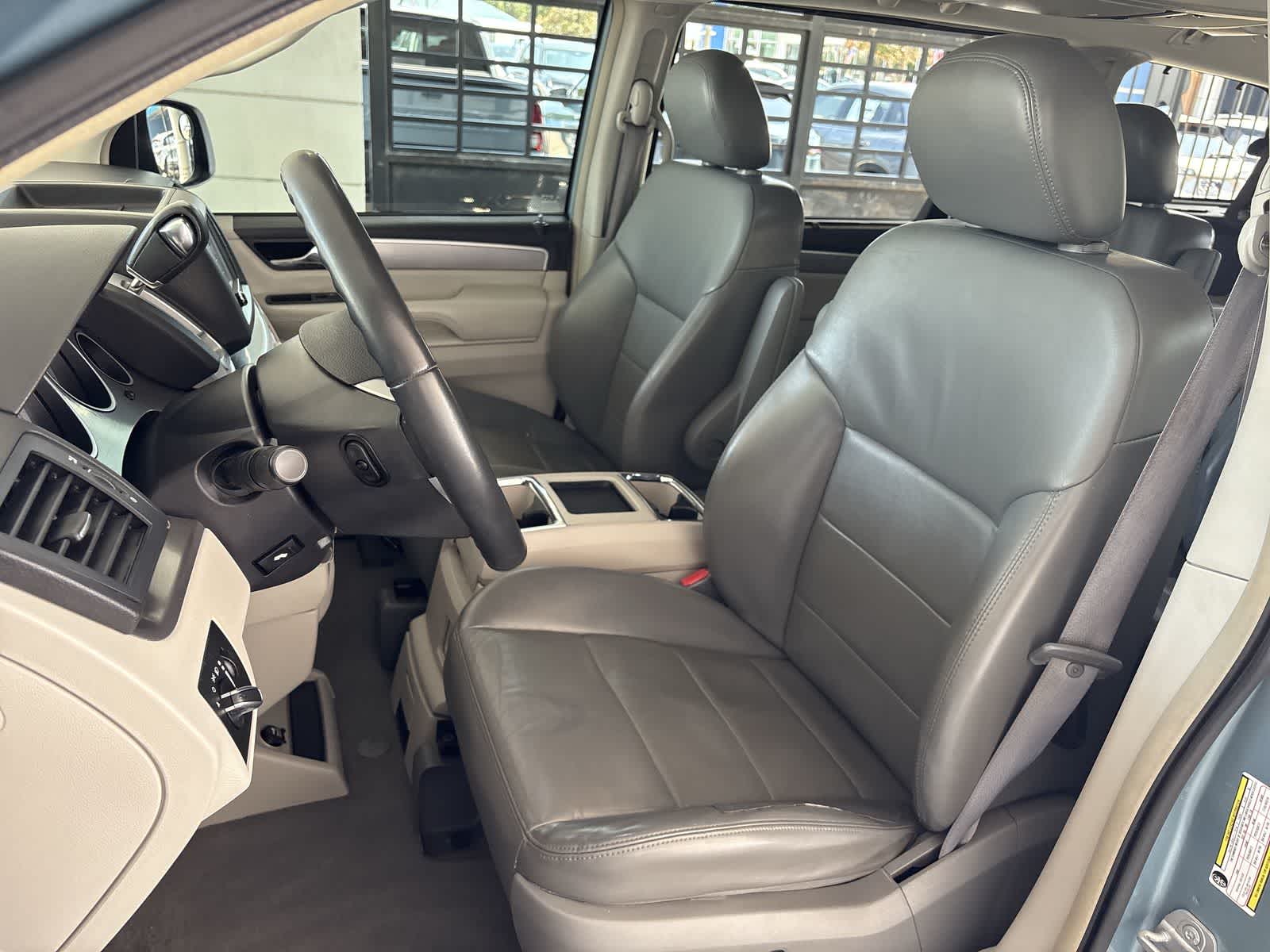 Thumbnail: 2009 Volkswagen Routan - 10