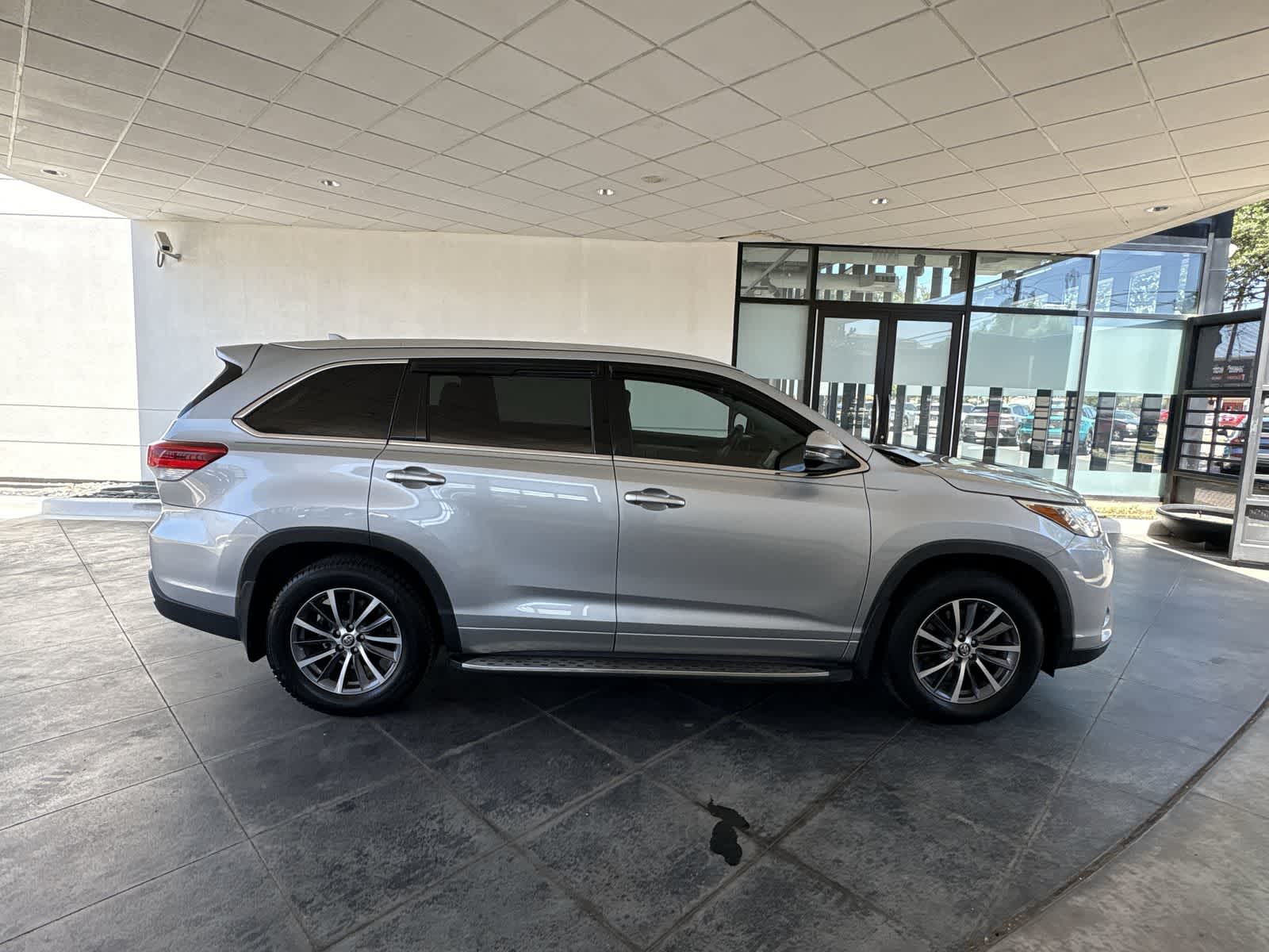 Thumbnail: 2017 Toyota Highlander - 32