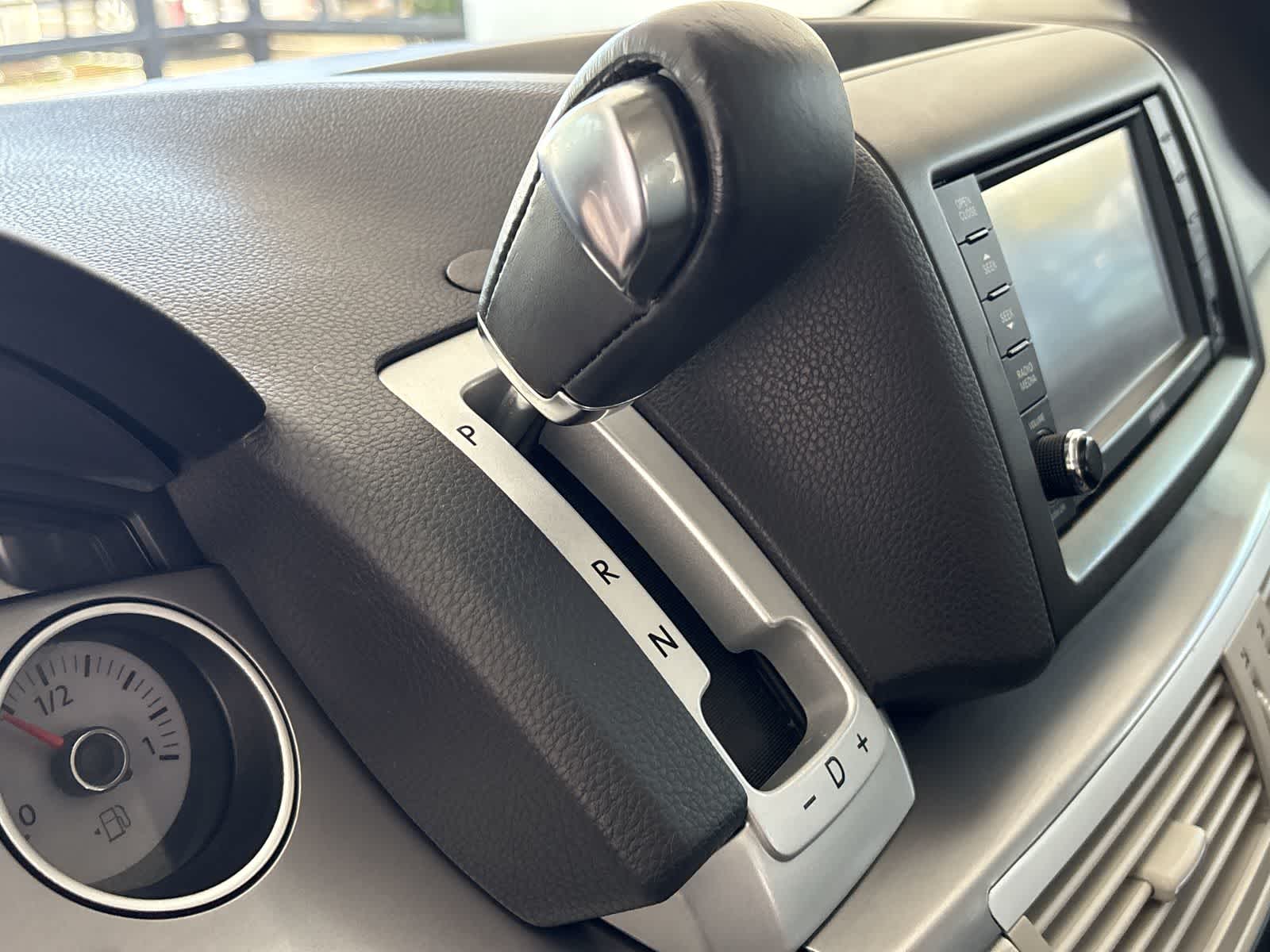Thumbnail: 2009 Volkswagen Routan - 16