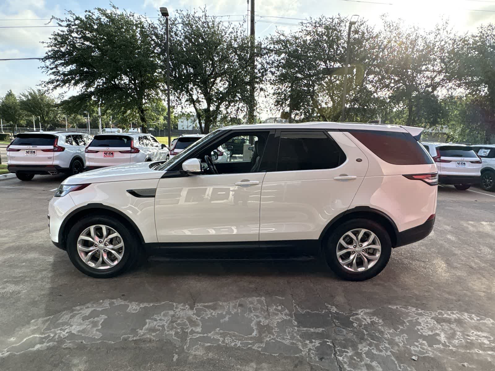 Thumbnail: 2019 Land Rover Discovery - 3