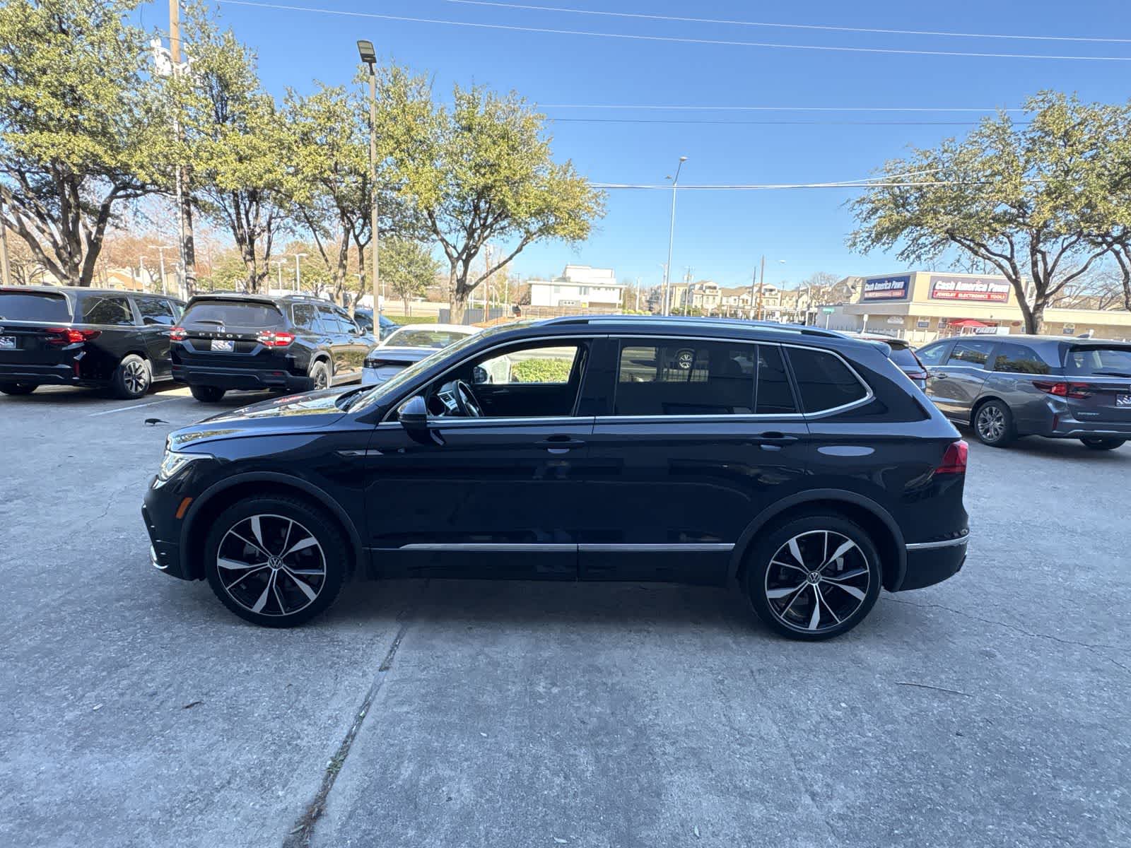 Thumbnail: 2023 Volkswagen Tiguan - 3