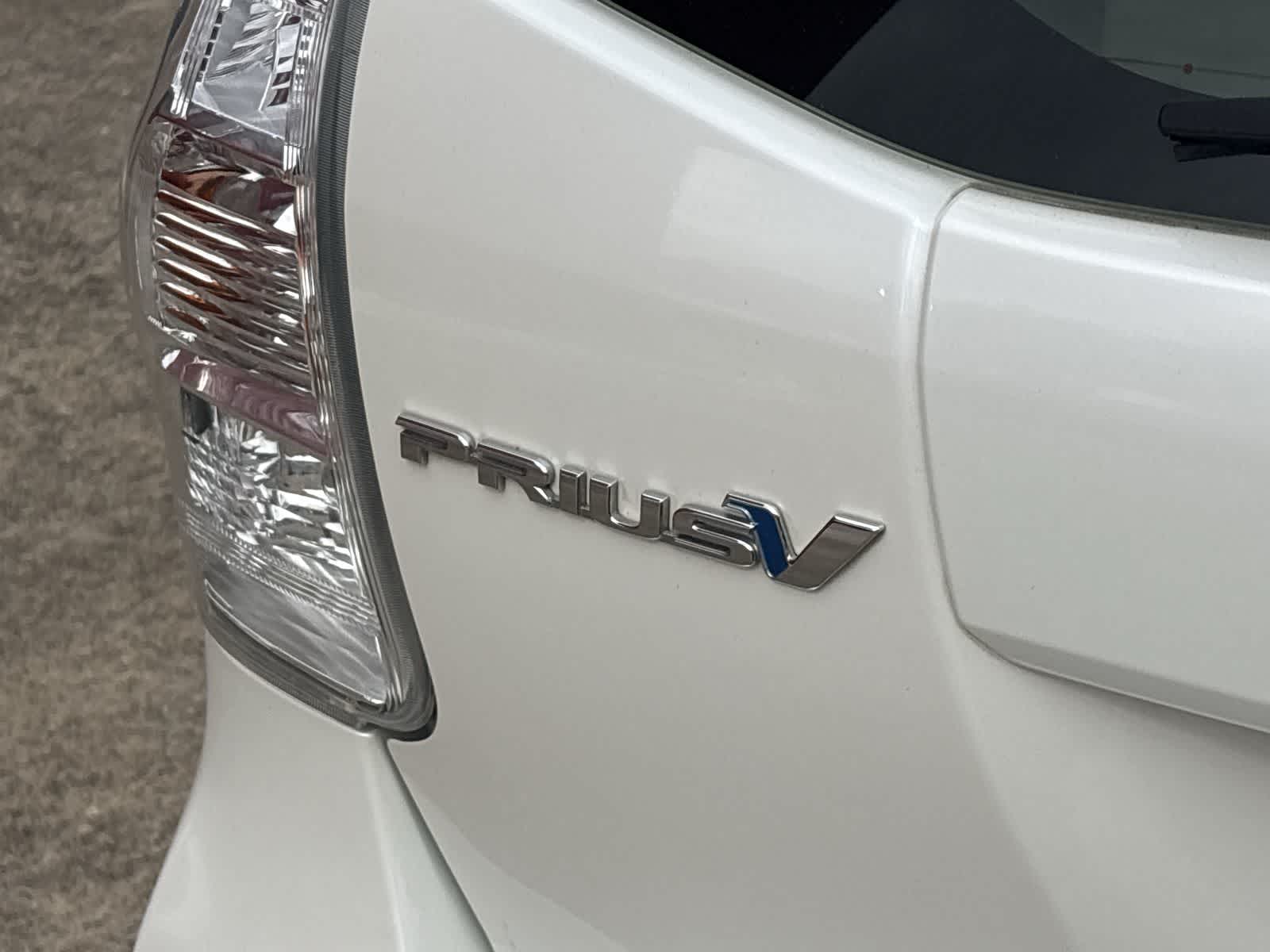 Thumbnail: 2012 Toyota Prius v - 18