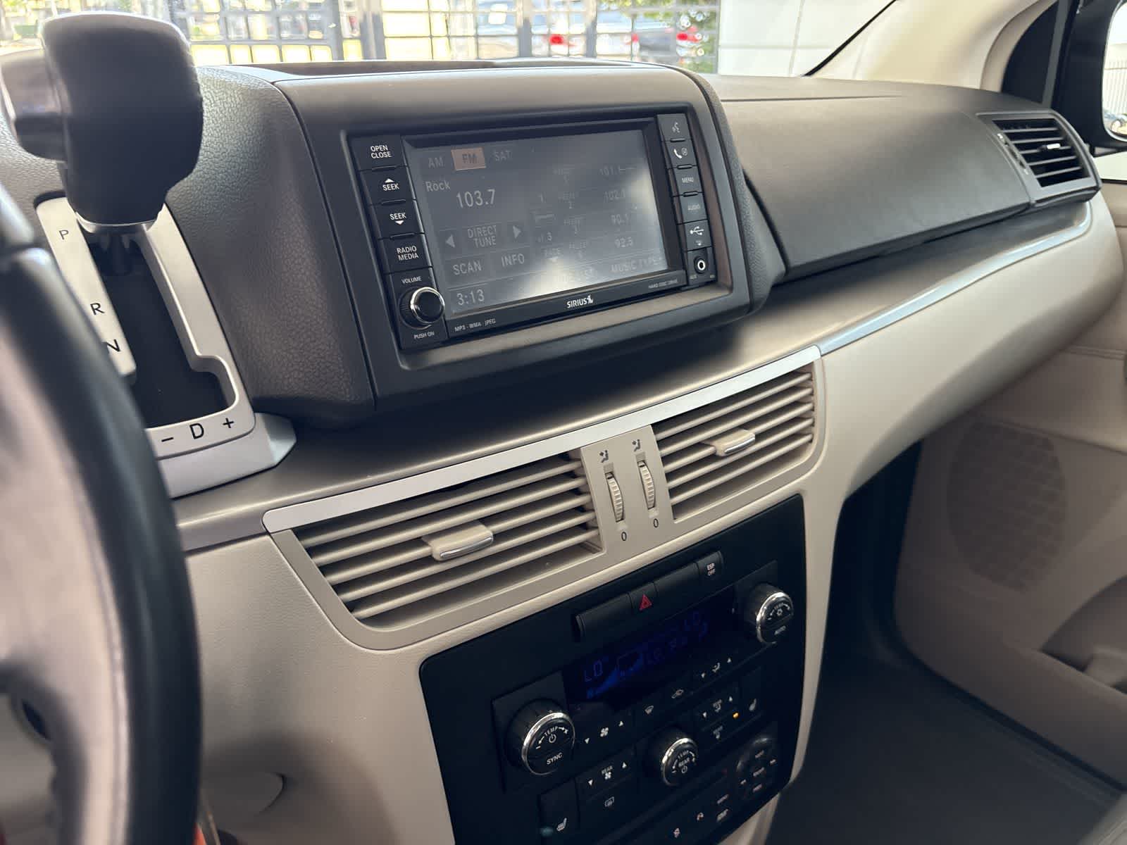 Thumbnail: 2009 Volkswagen Routan - 15