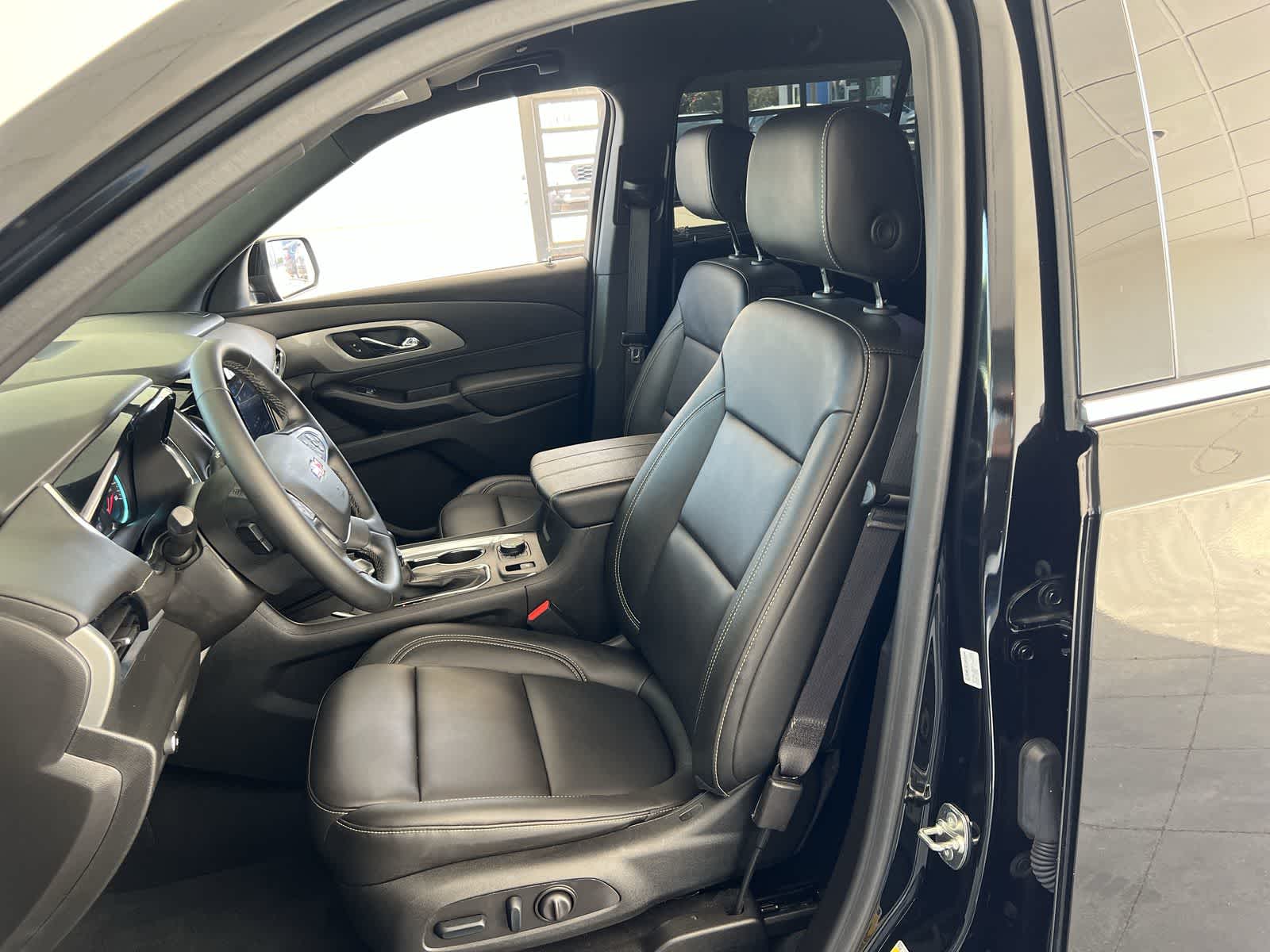 Thumbnail: 2023 Chevrolet Traverse - 10