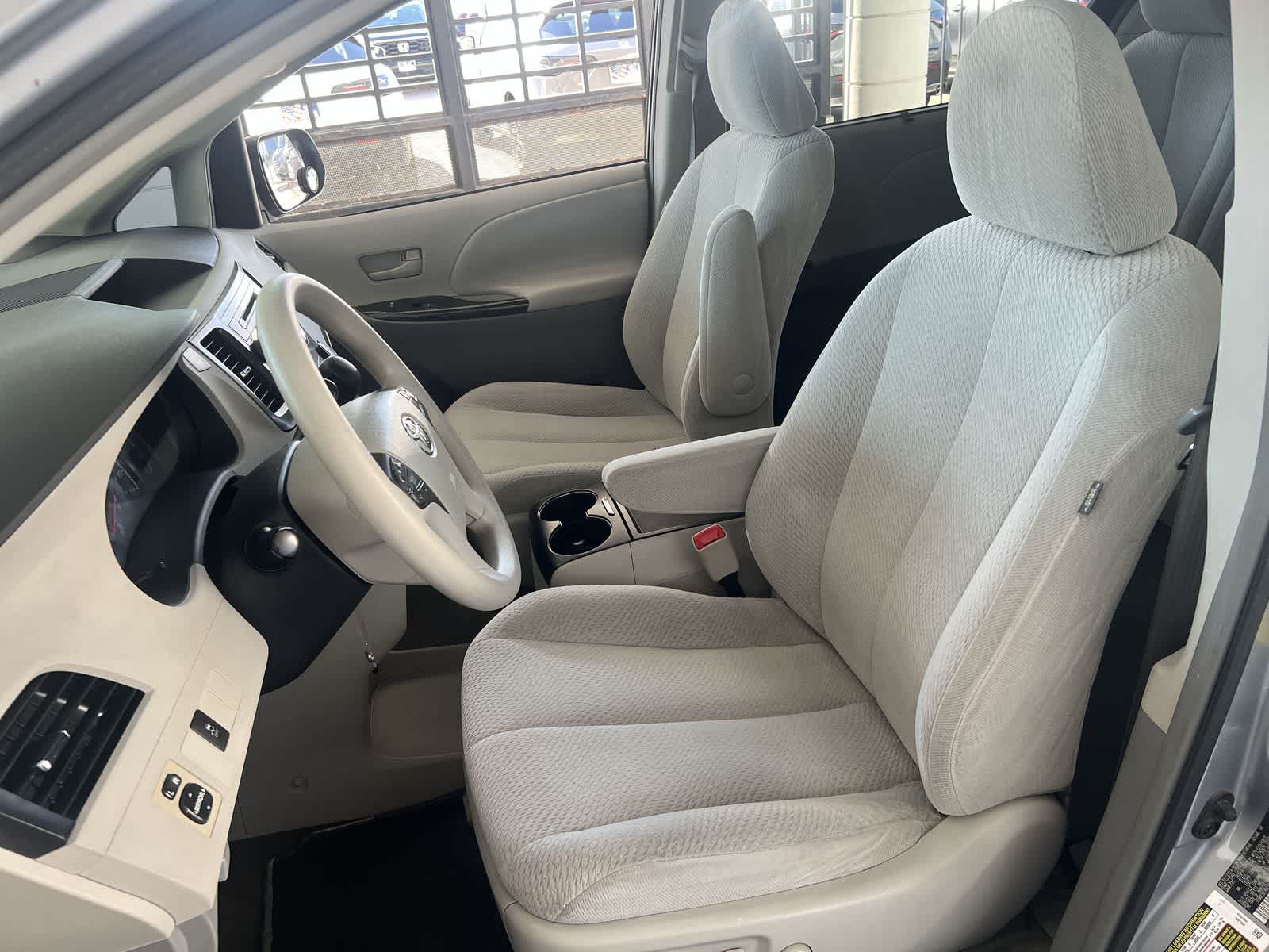 Thumbnail: 2011 Toyota Sienna - 10