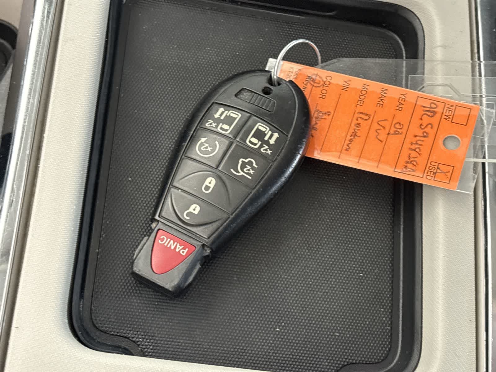 Thumbnail: 2009 Volkswagen Routan - 19
