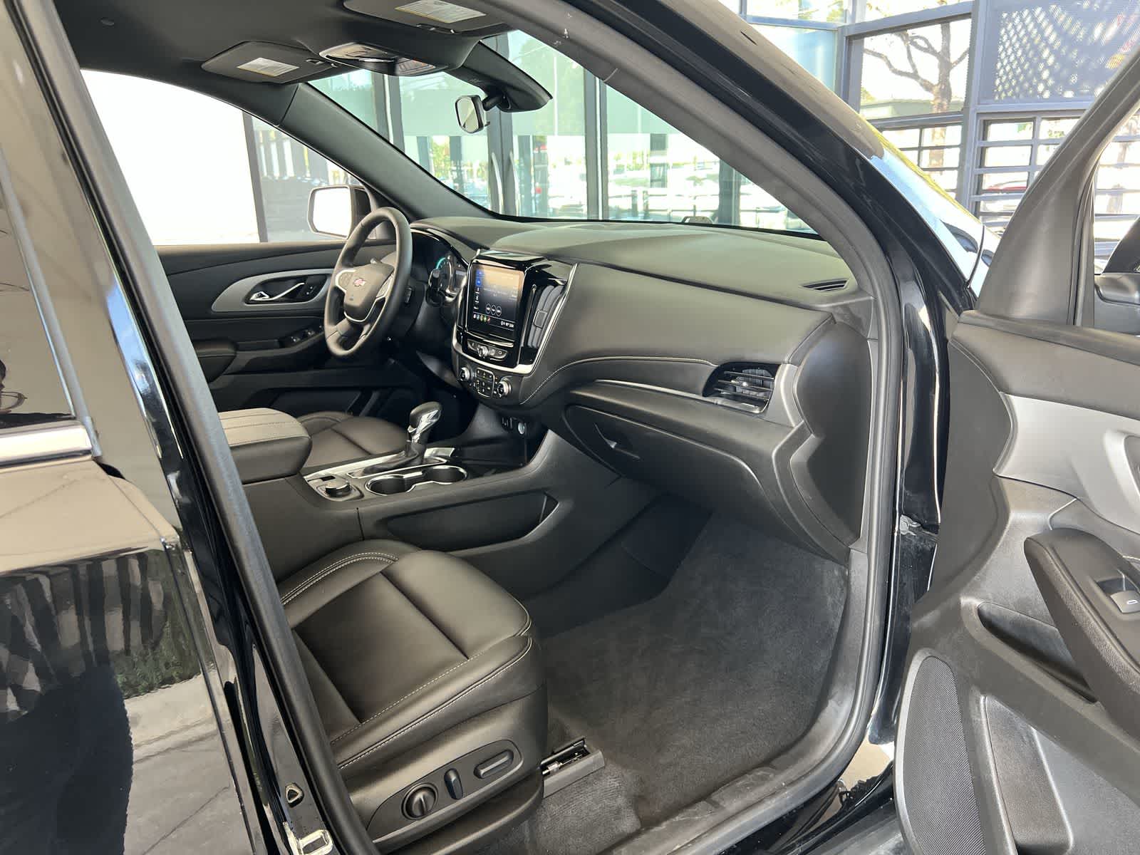 Thumbnail: 2023 Chevrolet Traverse - 32