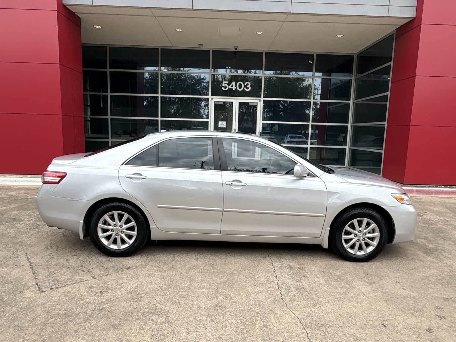 2011 Toyota Camry XLE 24