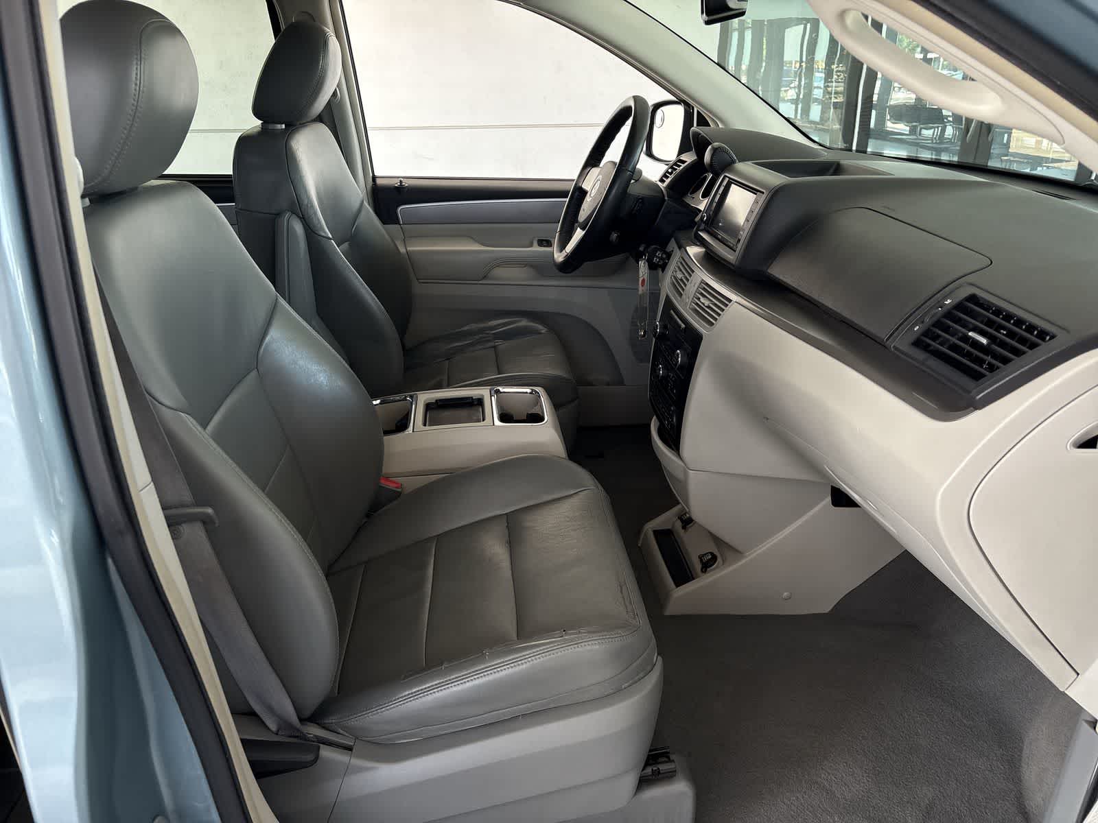 Thumbnail: 2009 Volkswagen Routan - 13