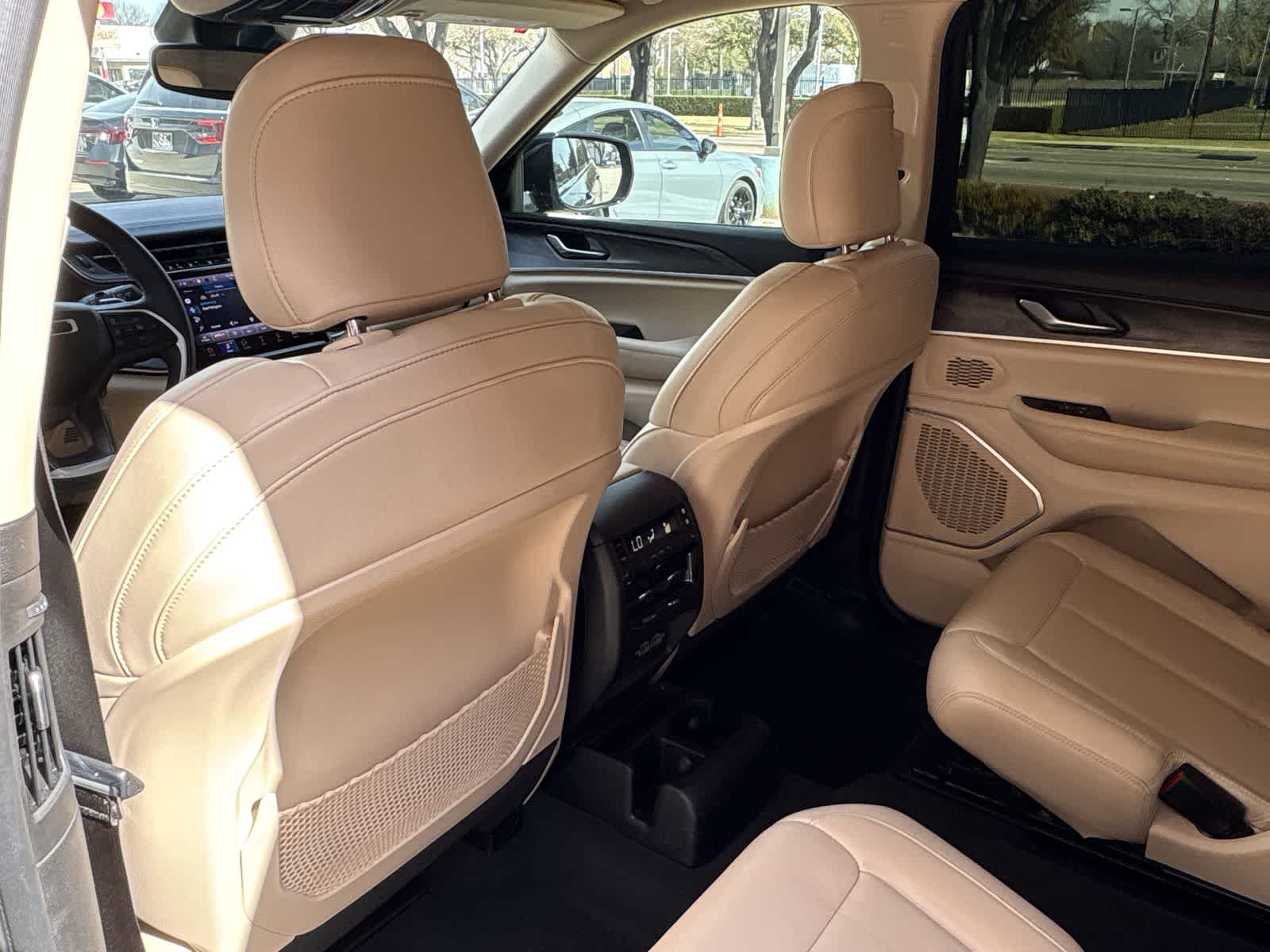 Thumbnail: 2022 Jeep Grand Cherokee - 23