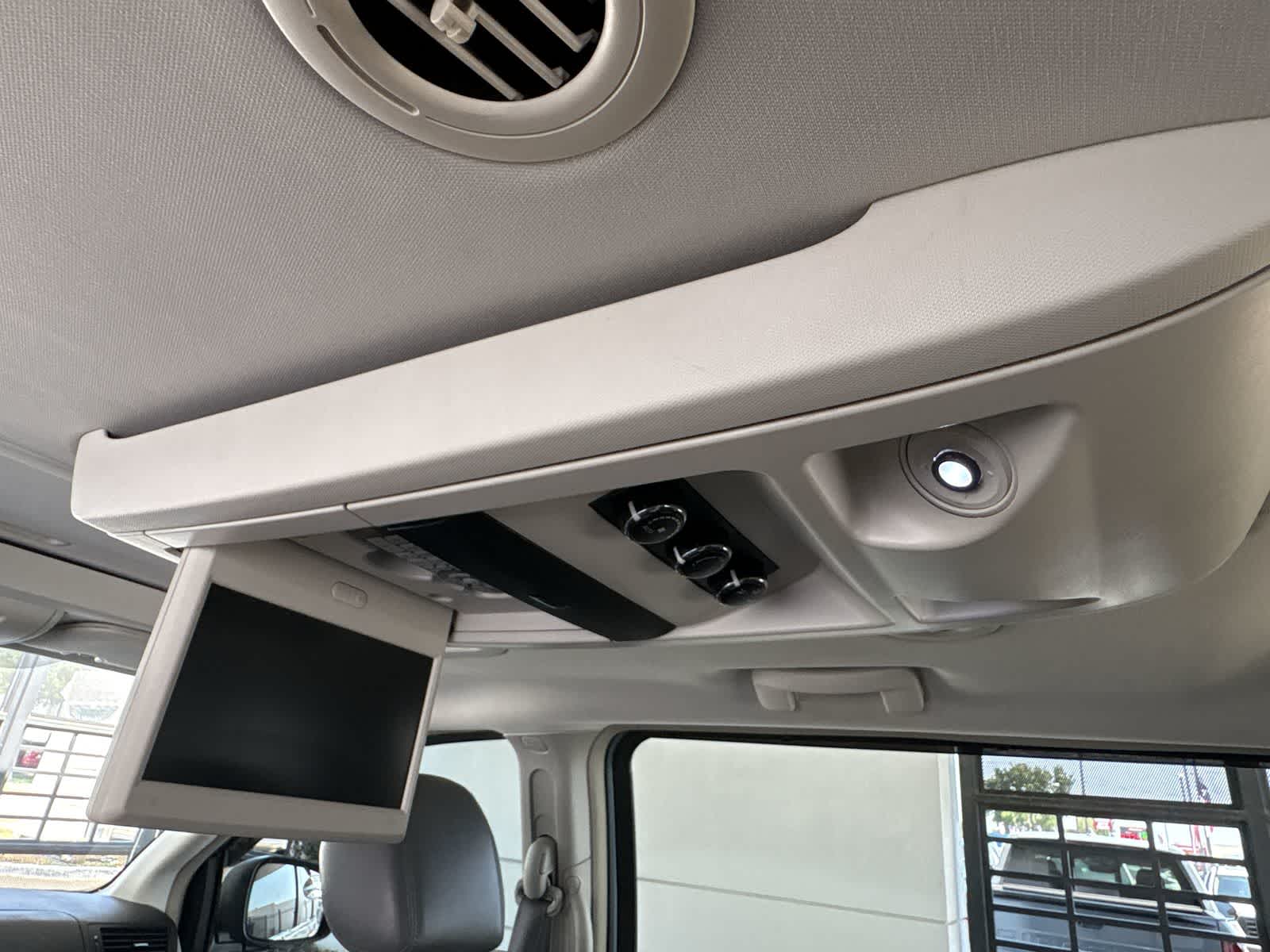 Thumbnail: 2009 Volkswagen Routan - 27