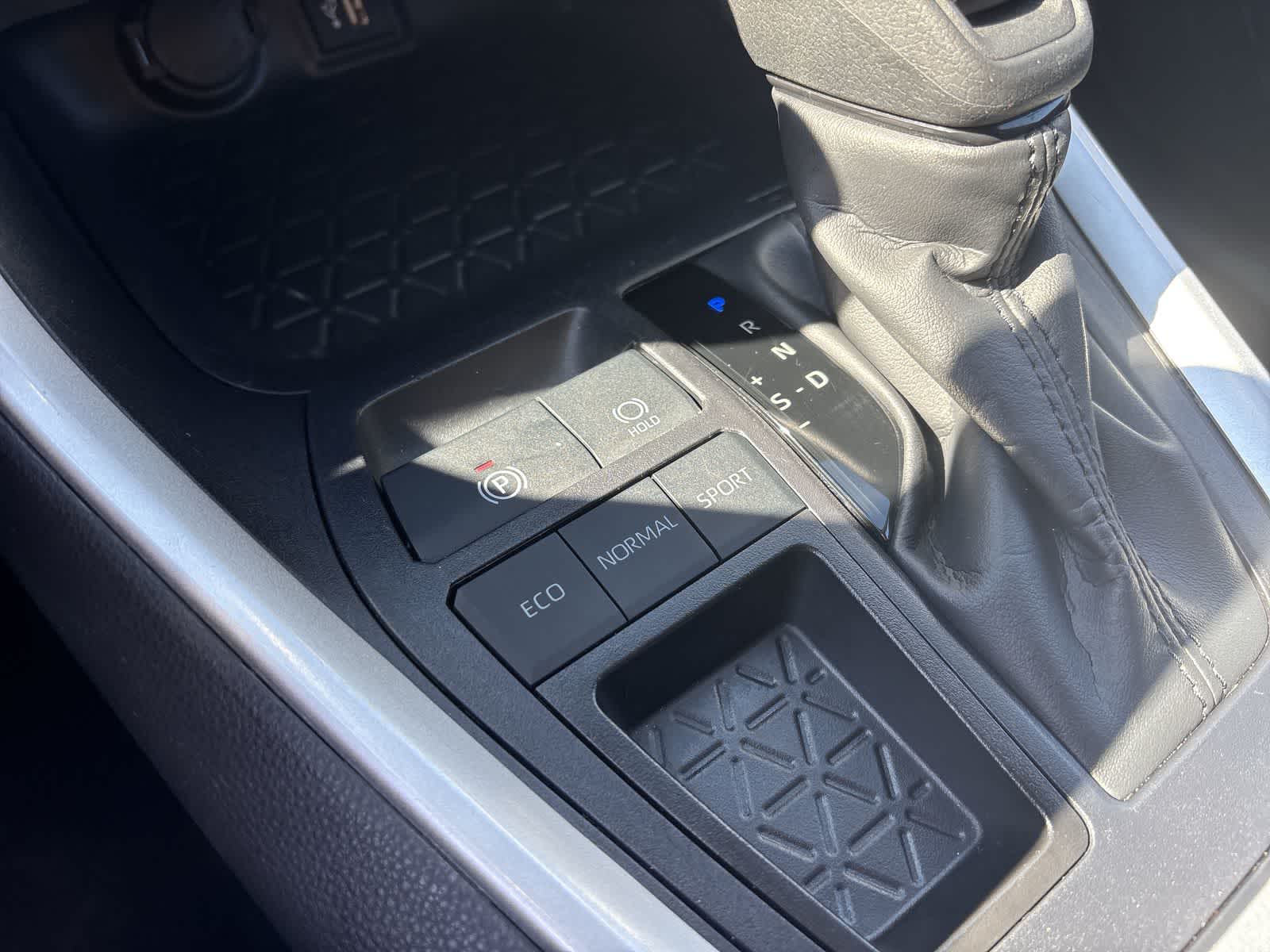 Thumbnail: 2025 Toyota RAV4 - 32