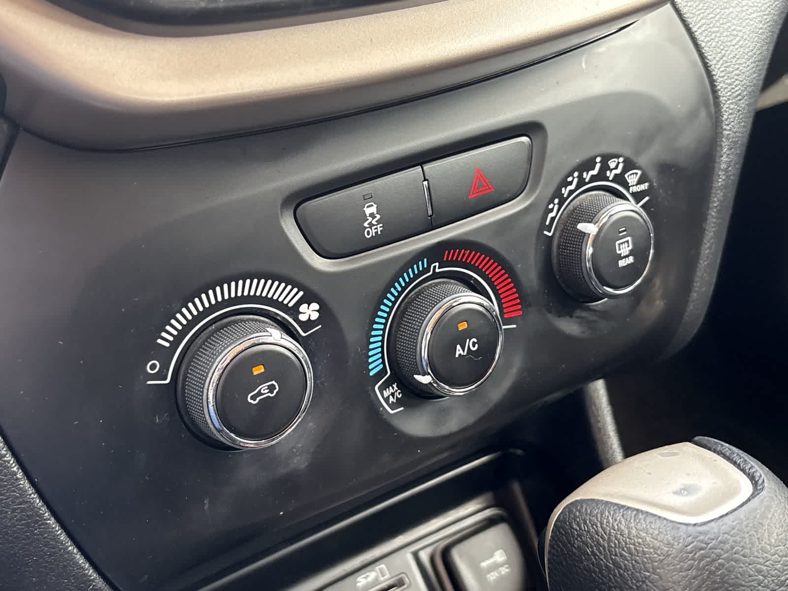 Thumbnail: 2016 Jeep Cherokee - 32