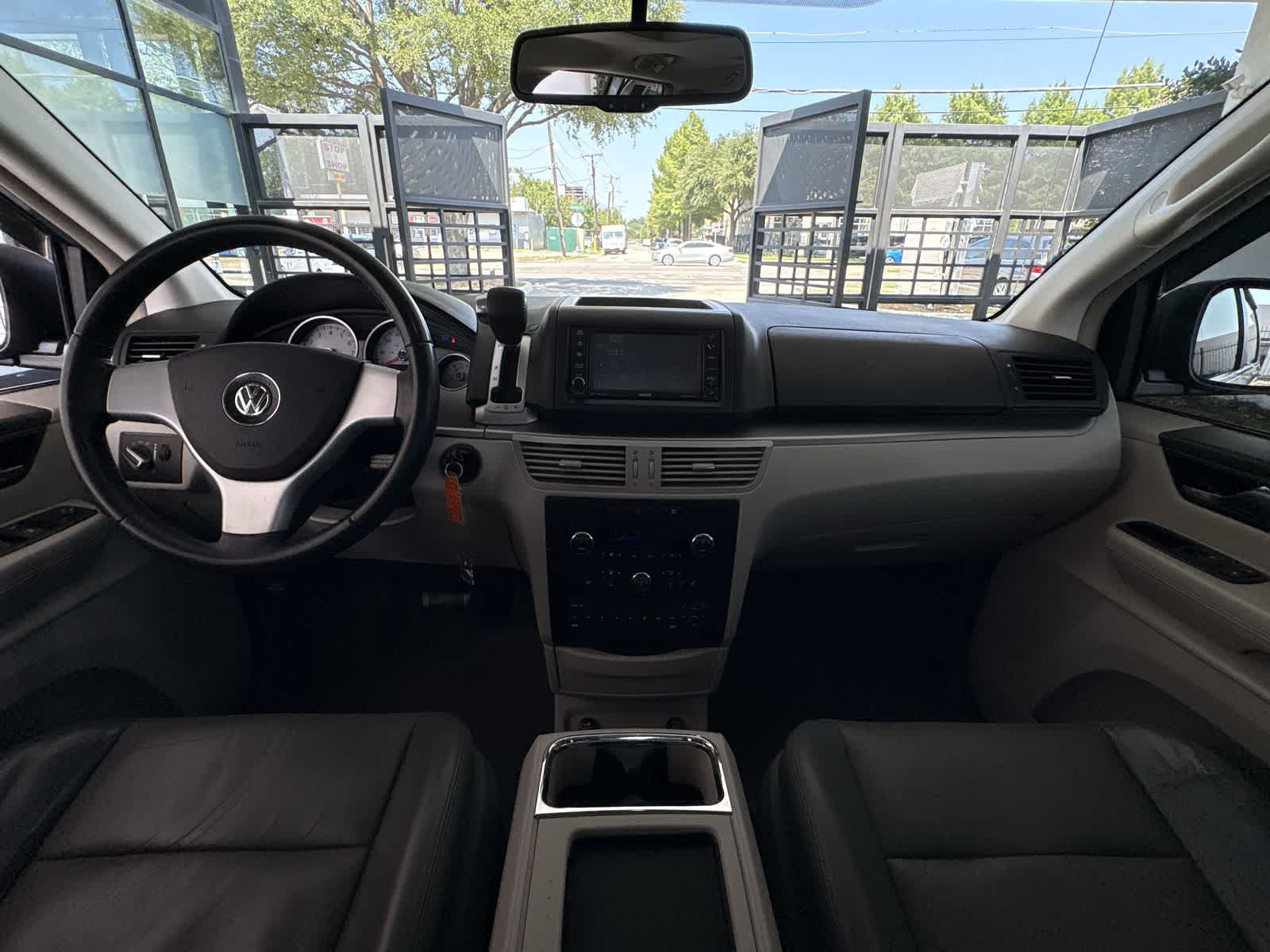 Thumbnail: 2009 Volkswagen Routan - 9