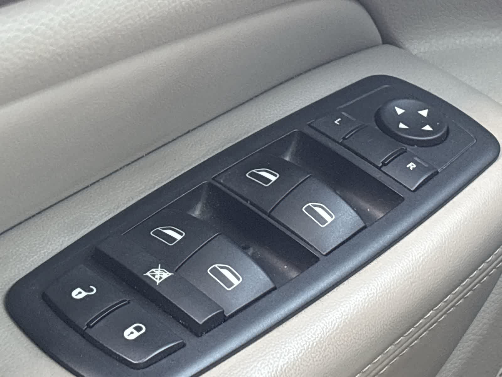 Thumbnail: 2011 Jeep Grand Cherokee - 21