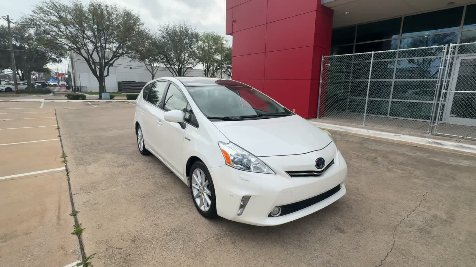 Thumbnail: 2012 Toyota Prius v - 2