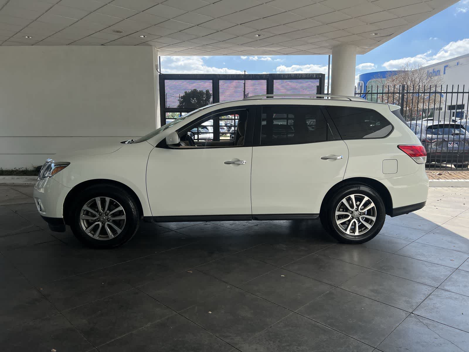 2016 Nissan Pathfinder SV photo 3