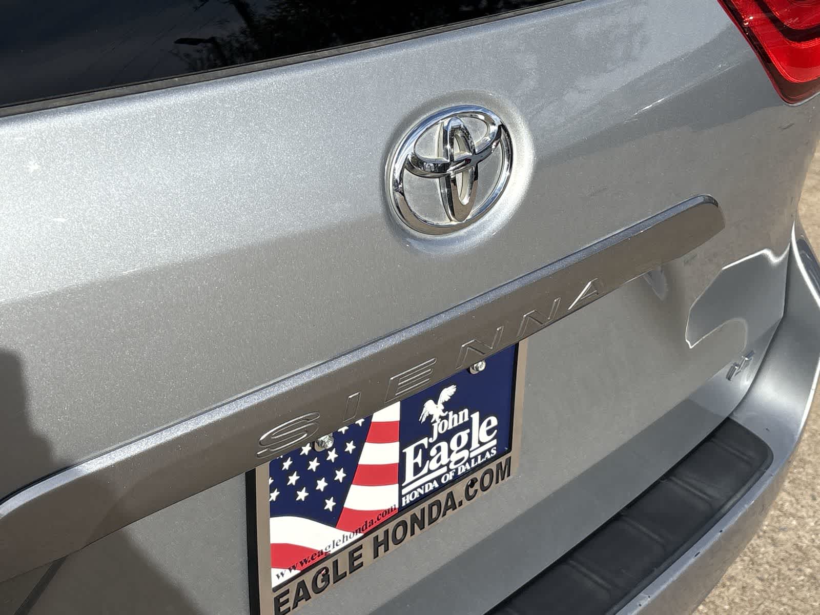 Thumbnail: 2015 Toyota Sienna - 21