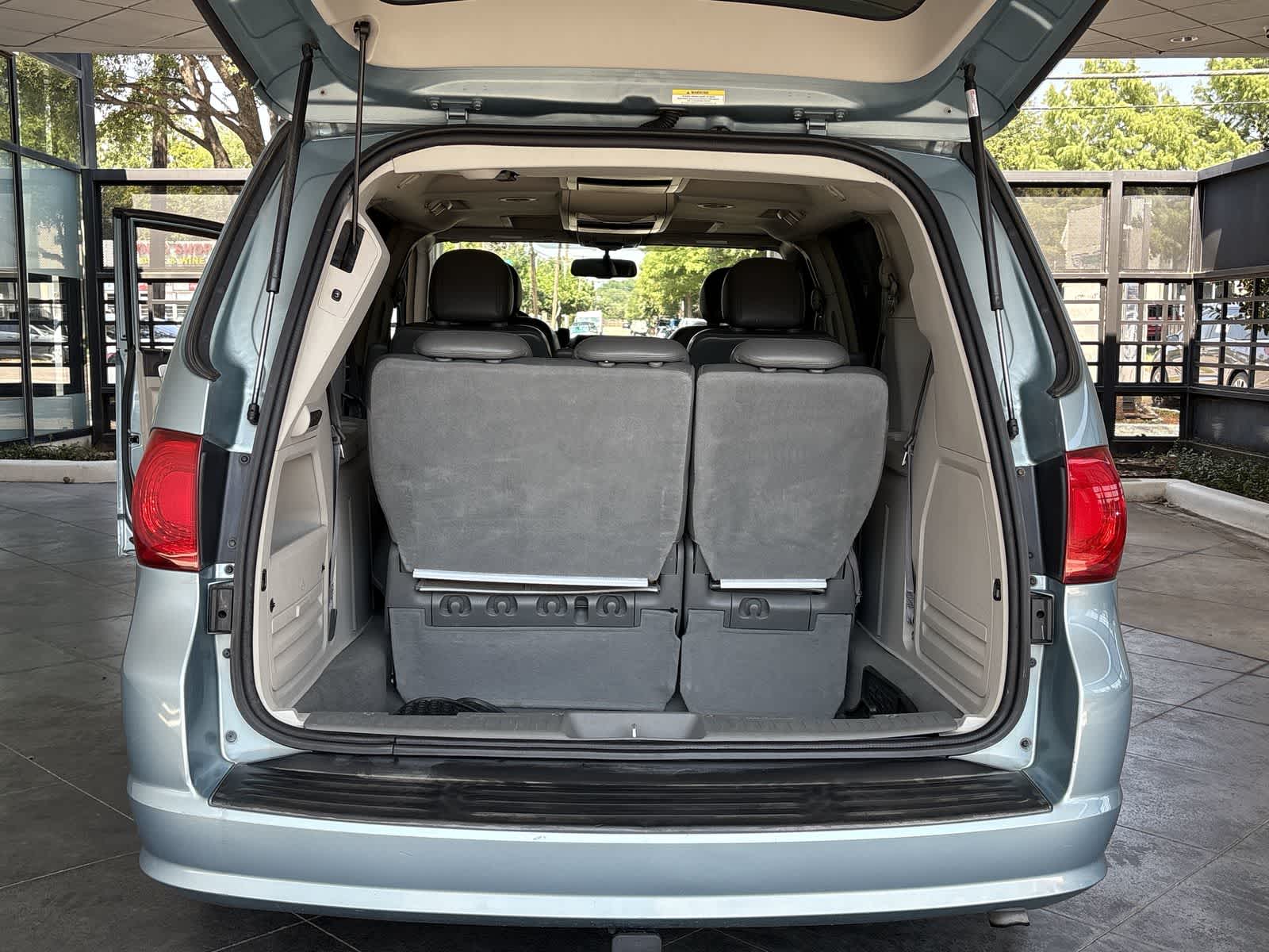 Thumbnail: 2009 Volkswagen Routan - 18