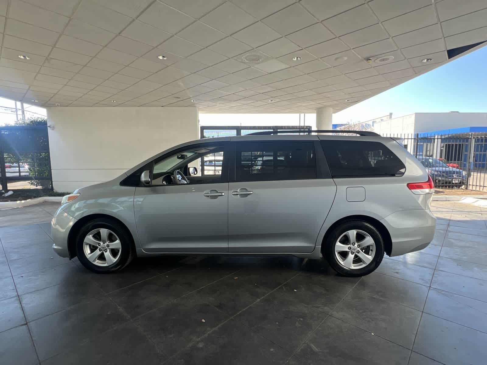Thumbnail: 2011 Toyota Sienna - 3
