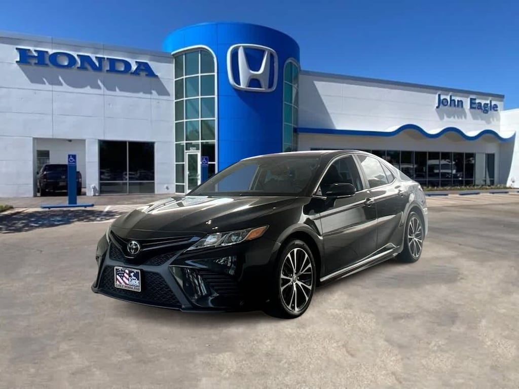 Used 2020 Toyota Camry SE Sedan