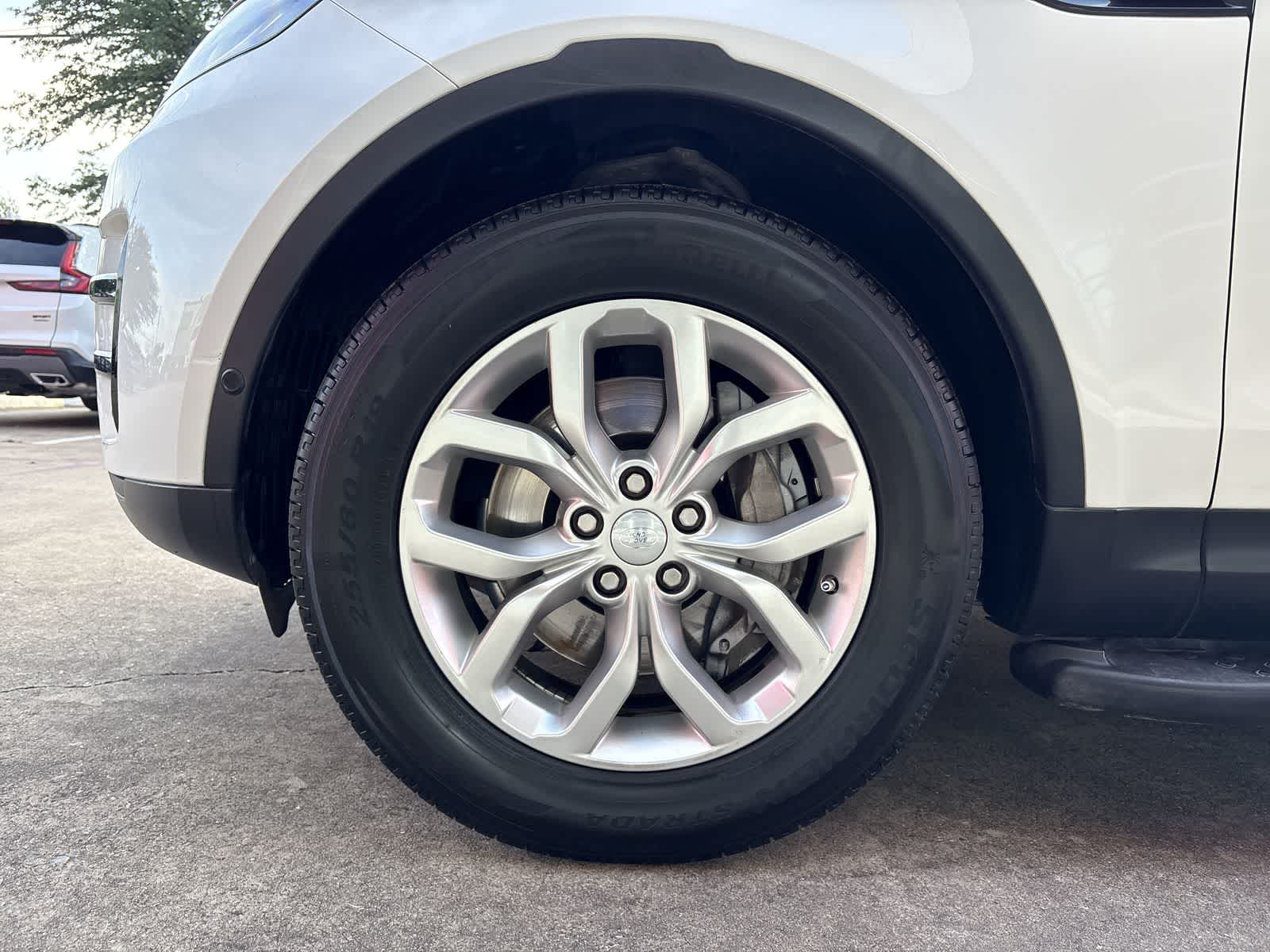 Thumbnail: 2019 Land Rover Discovery - 8