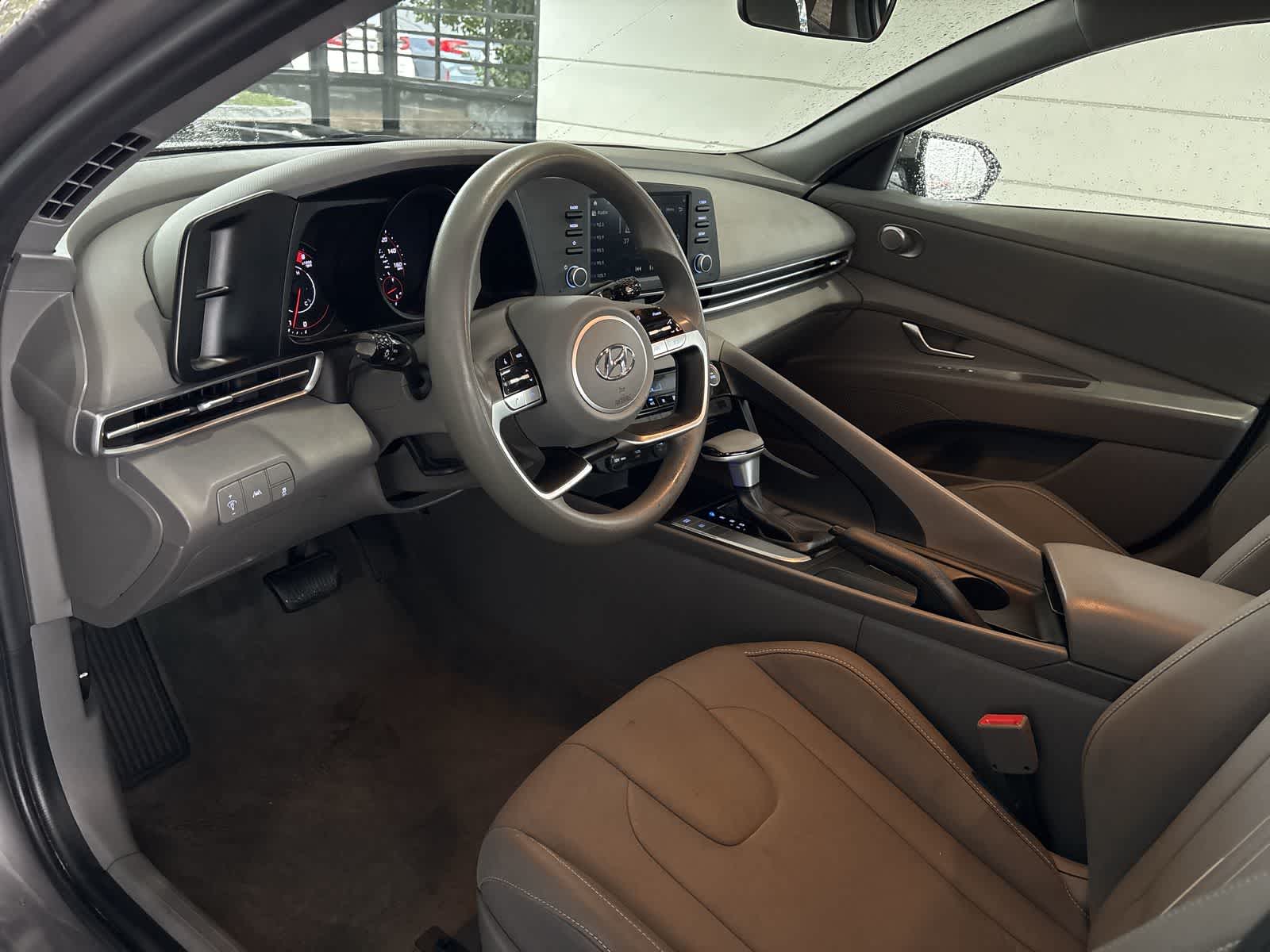 2023 Hyundai Elantra SEL photo 2