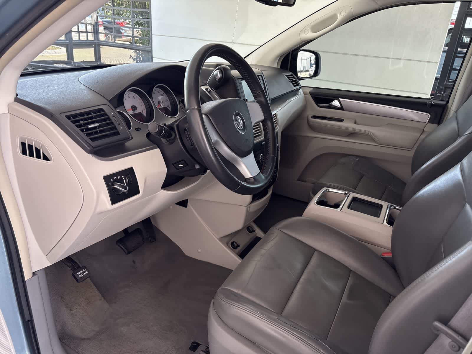 Thumbnail: 2009 Volkswagen Routan - 2