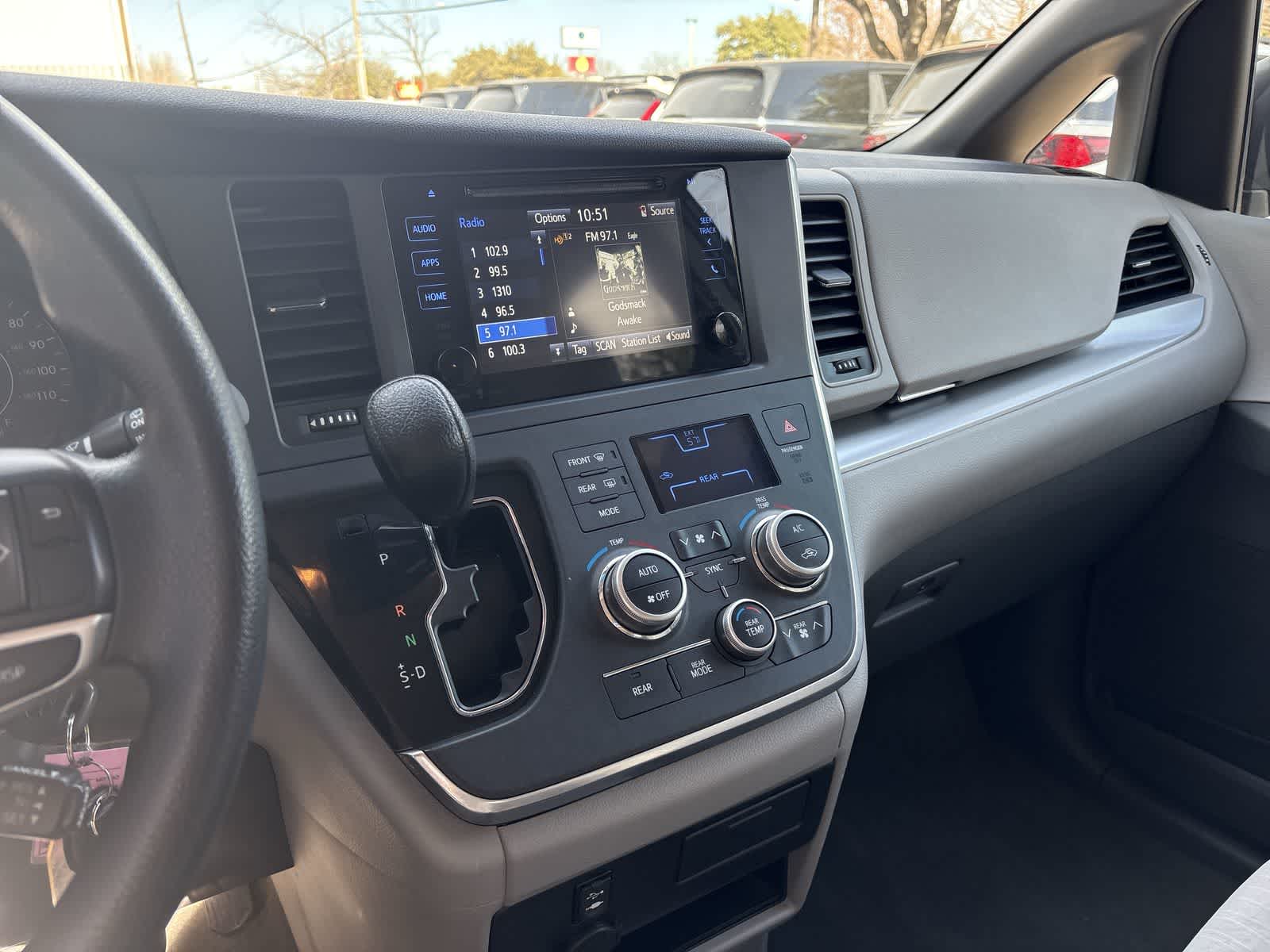 Thumbnail: 2015 Toyota Sienna - 15