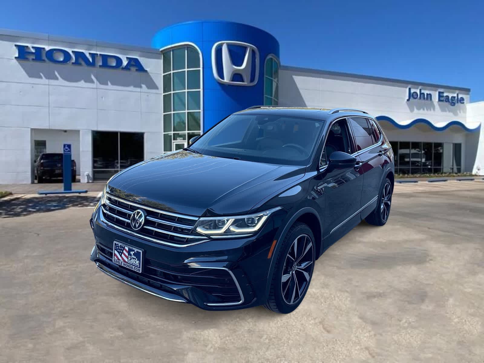 Thumbnail: 2023 Volkswagen Tiguan - 1