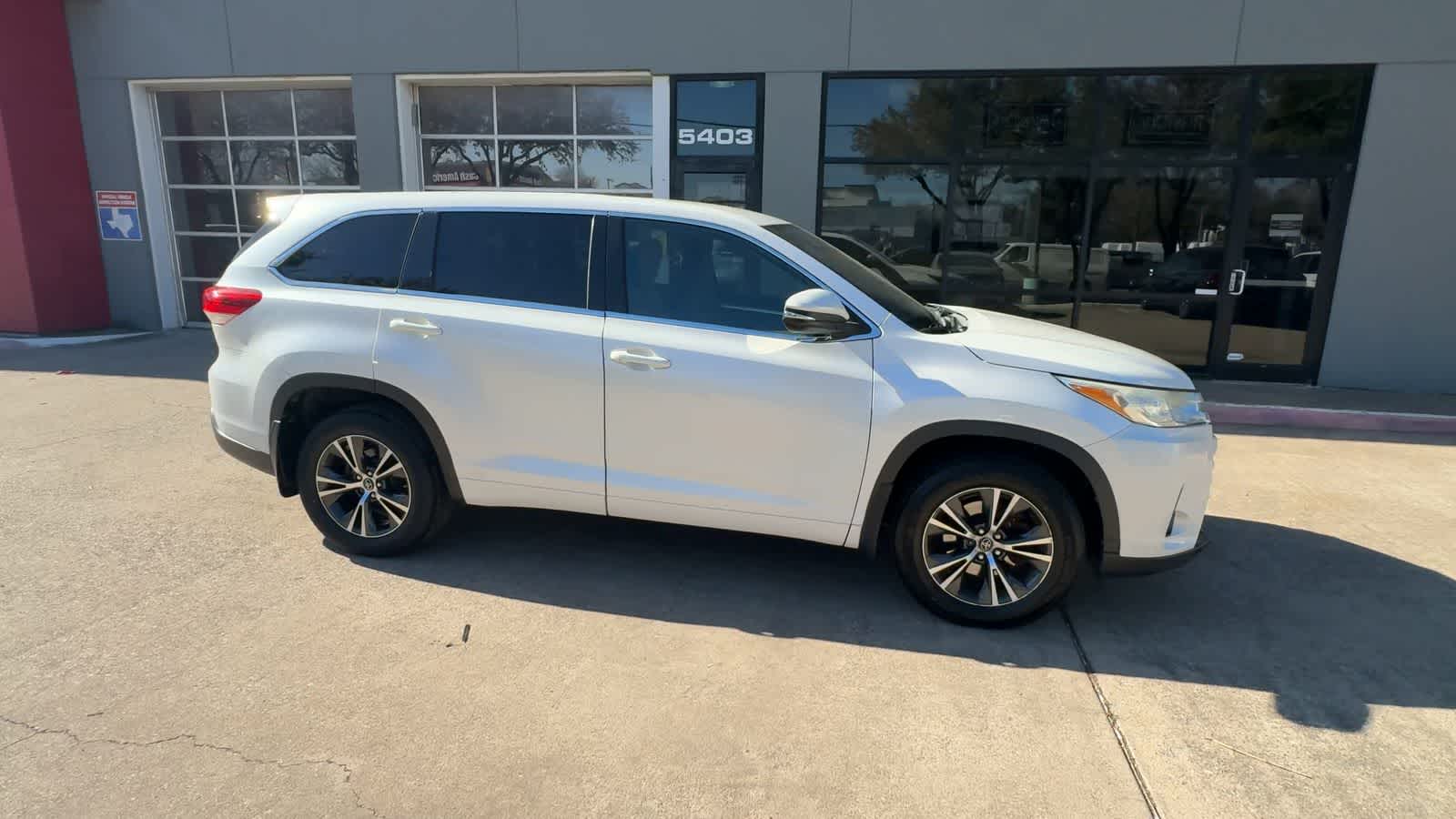 Thumbnail: 2017 Toyota Highlander - 9
