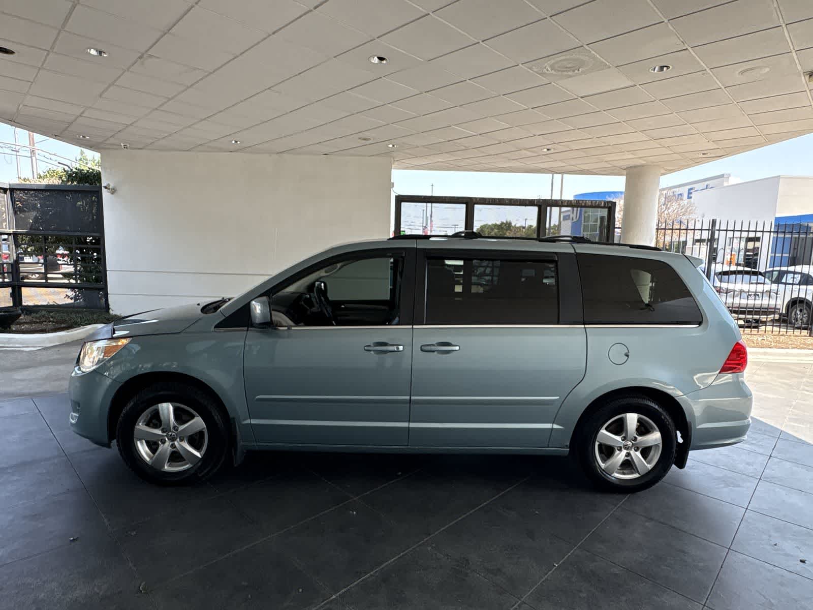 Thumbnail: 2009 Volkswagen Routan - 3