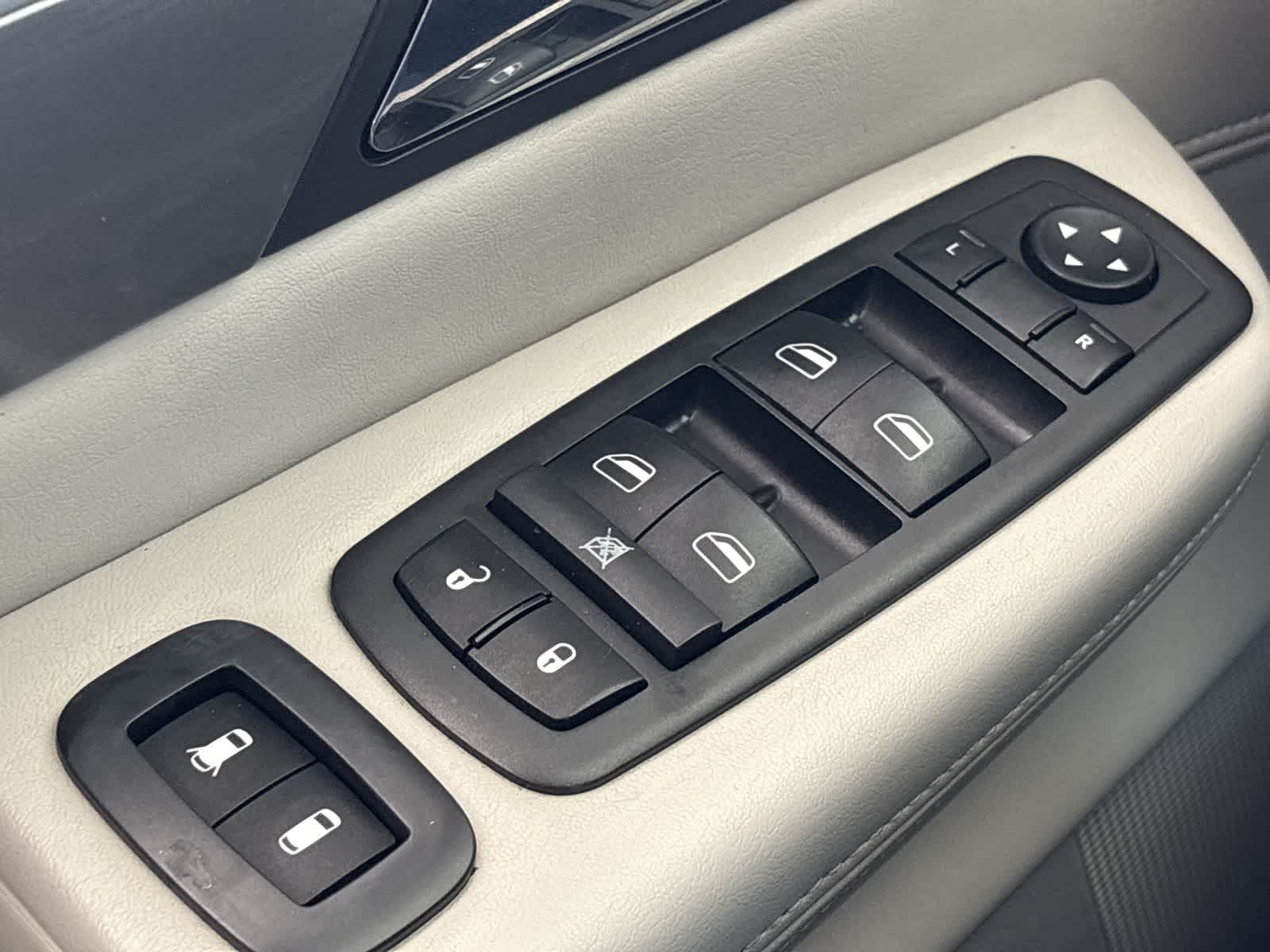 Thumbnail: 2009 Volkswagen Routan - 32