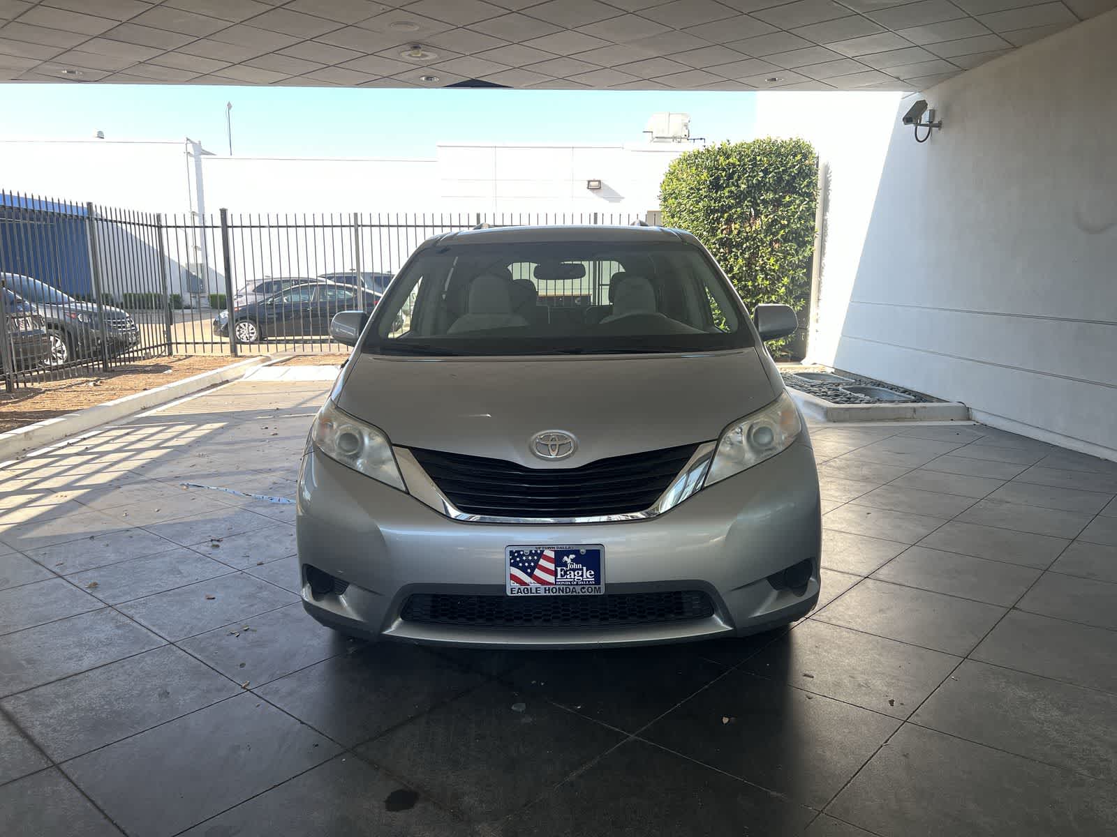 Thumbnail: 2011 Toyota Sienna - 6