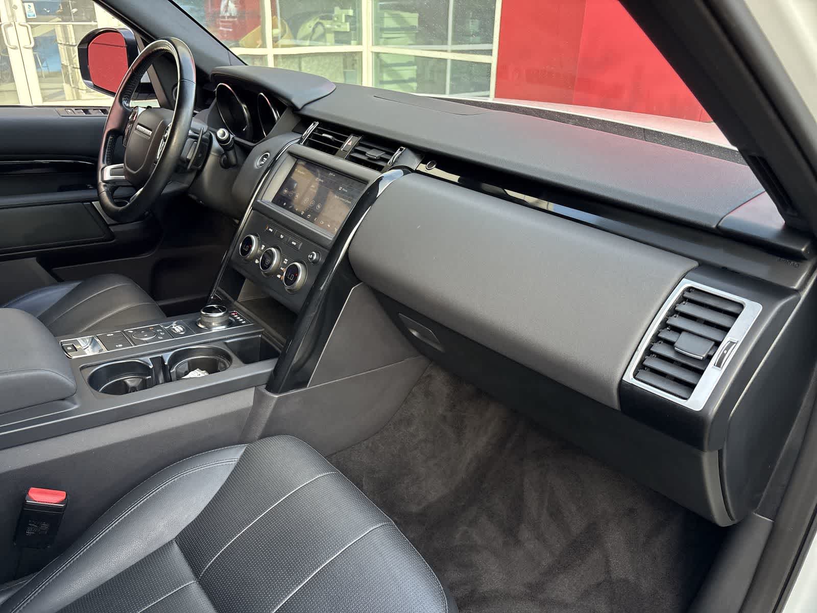 Thumbnail: 2019 Land Rover Discovery - 22