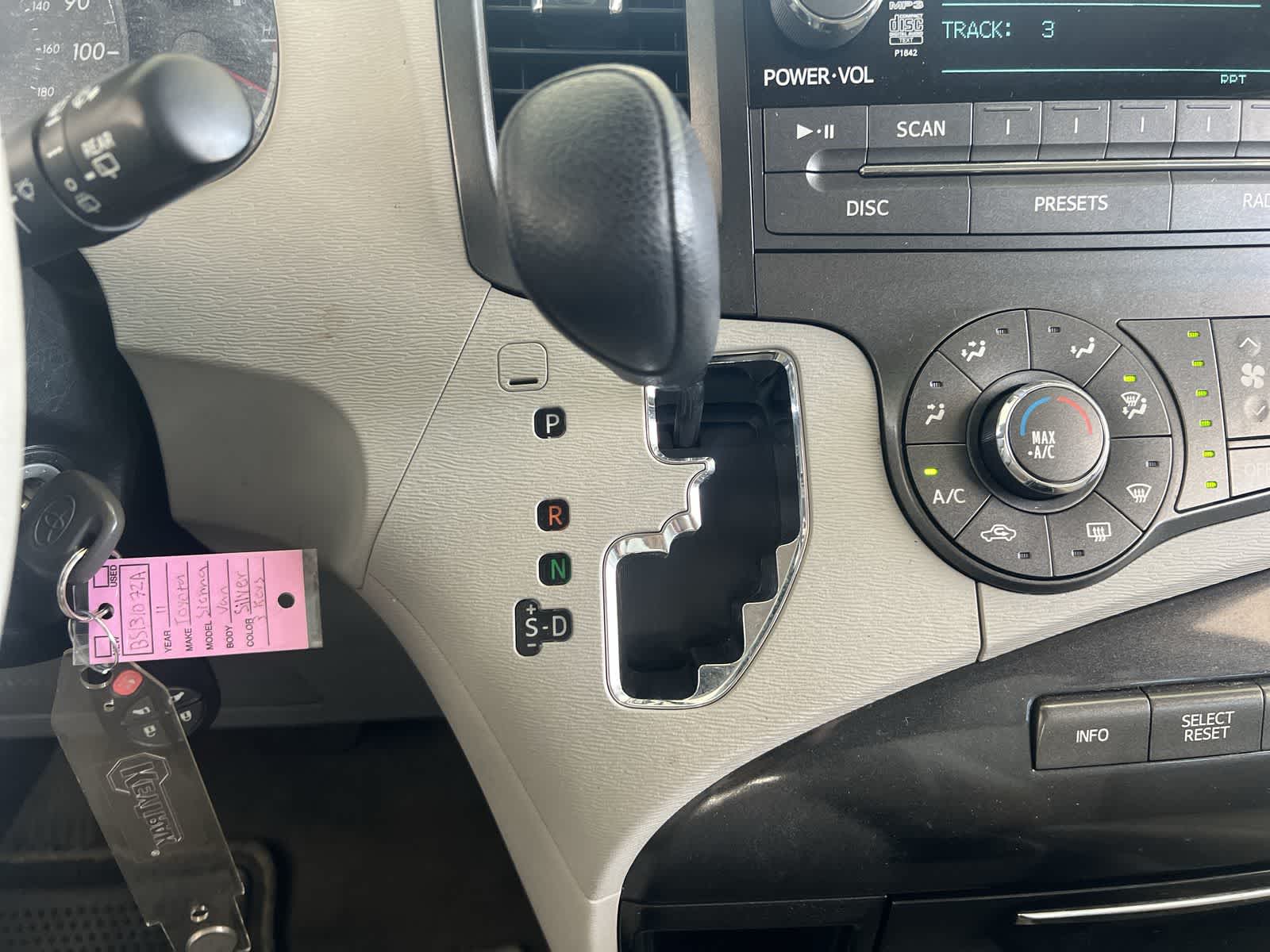 Thumbnail: 2011 Toyota Sienna - 16