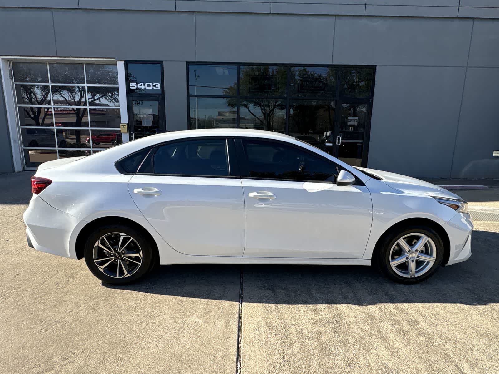 Thumbnail: 2023 Kia Forte - 23