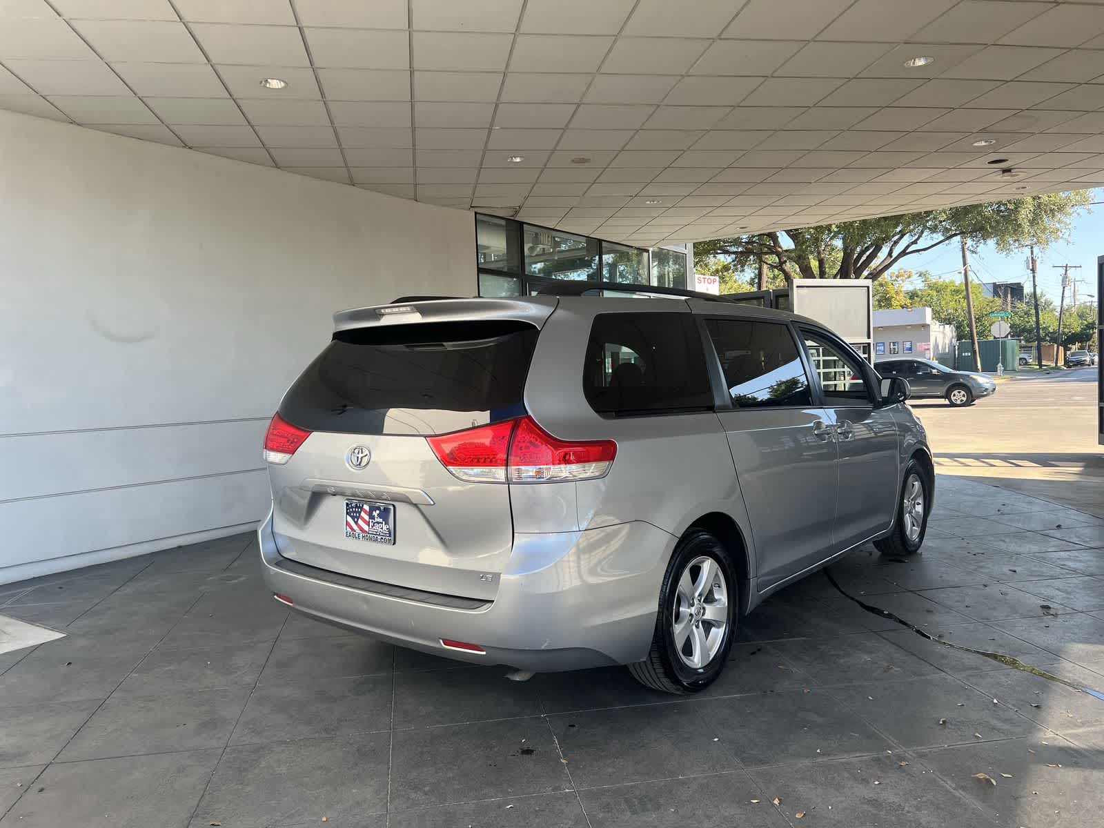 Thumbnail: 2011 Toyota Sienna - 31