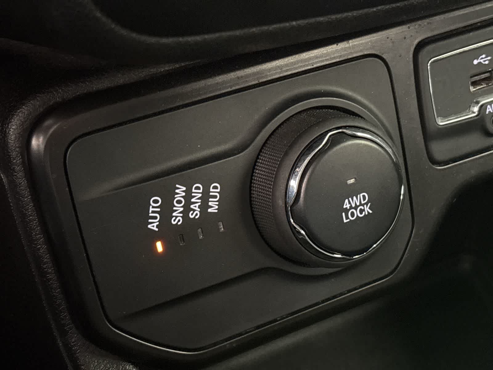 Thumbnail: 2020 Jeep Renegade - 29