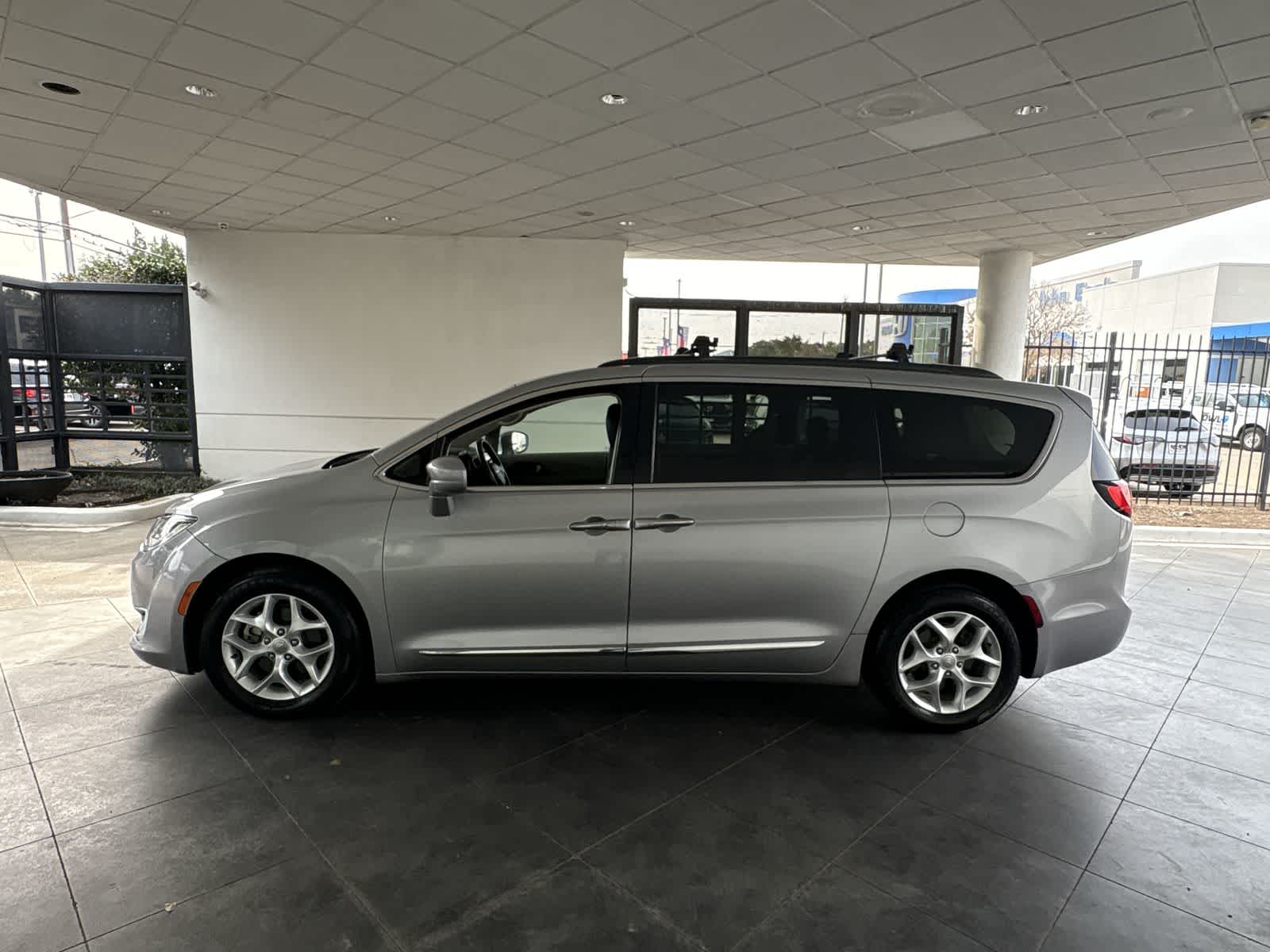 Thumbnail: 2017 Chrysler Pacifica - 3