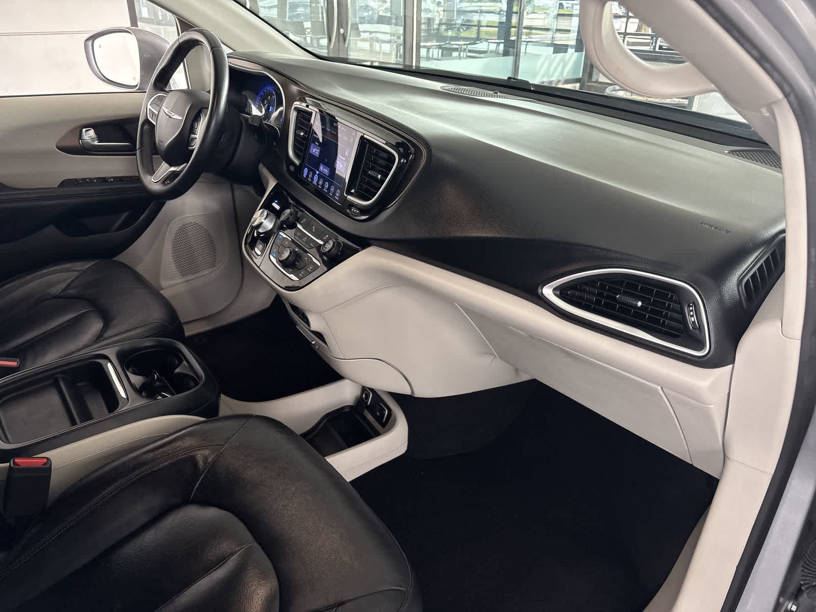 Thumbnail: 2017 Chrysler Pacifica - 22