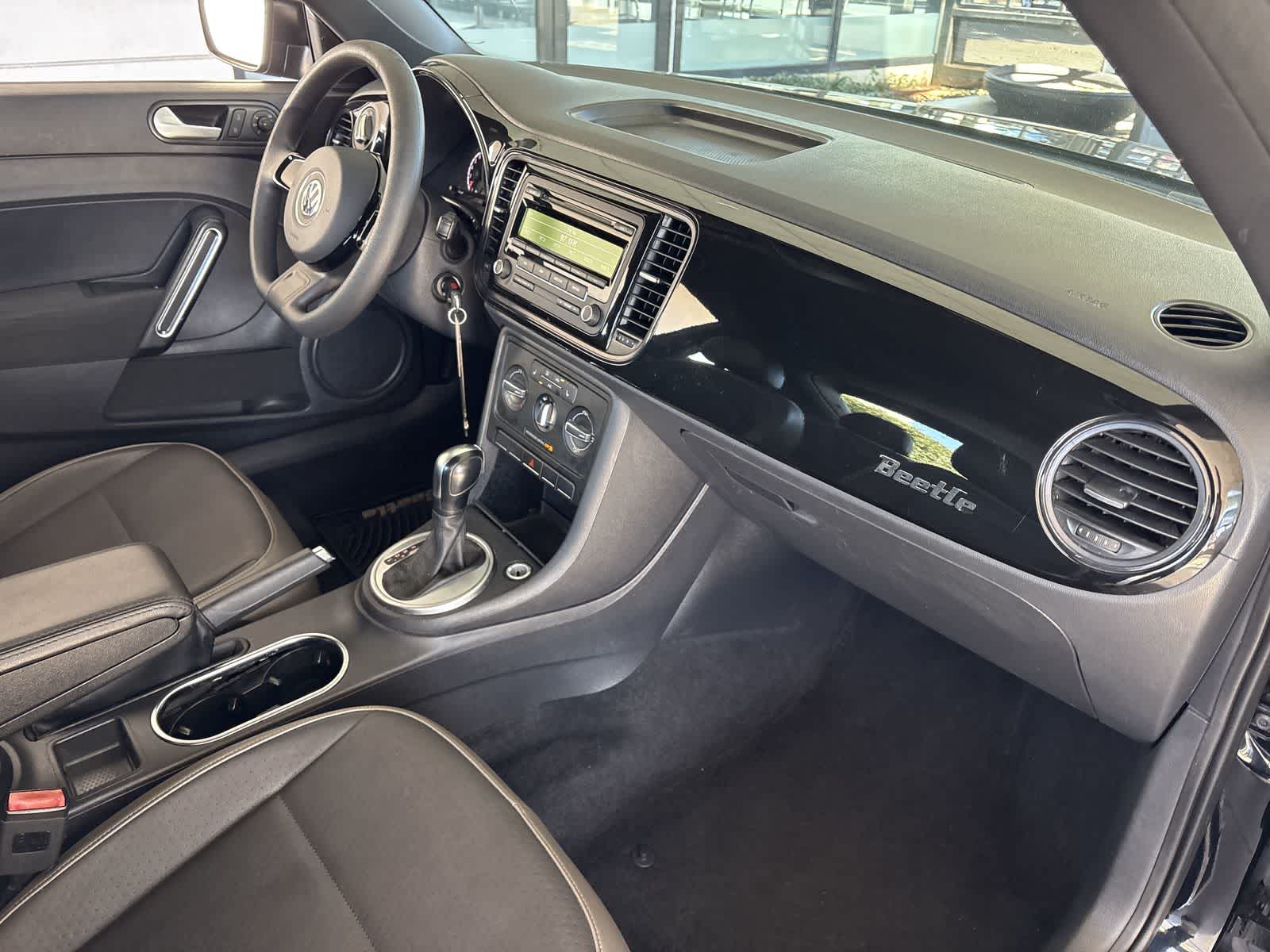 Thumbnail: 2015 Volkswagen Beetle - 21