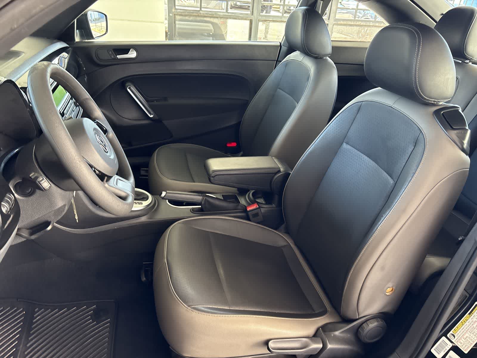 Thumbnail: 2015 Volkswagen Beetle - 10