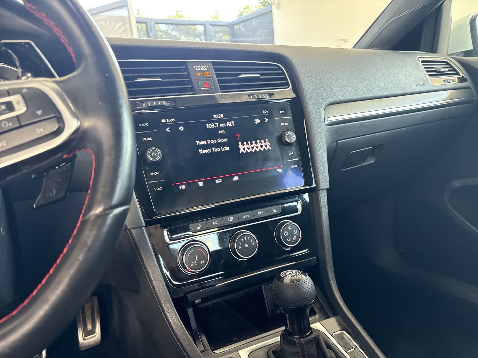 Thumbnail: 2018 Volkswagen Golf - 15
