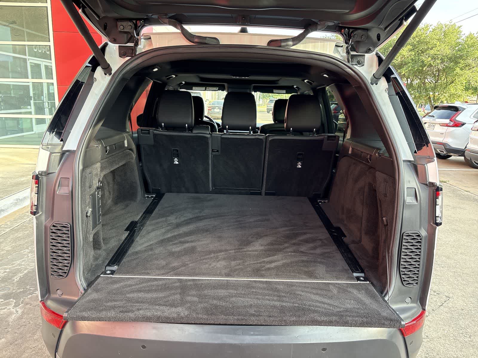 Thumbnail: 2019 Land Rover Discovery - 18