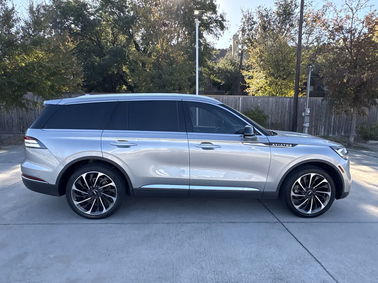 Thumbnail: 2020 Lincoln Aviator - 25