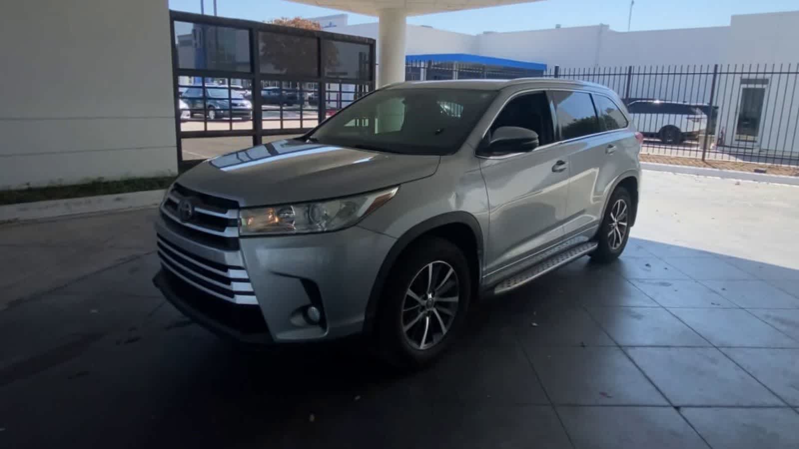 Thumbnail: 2017 Toyota Highlander - 4