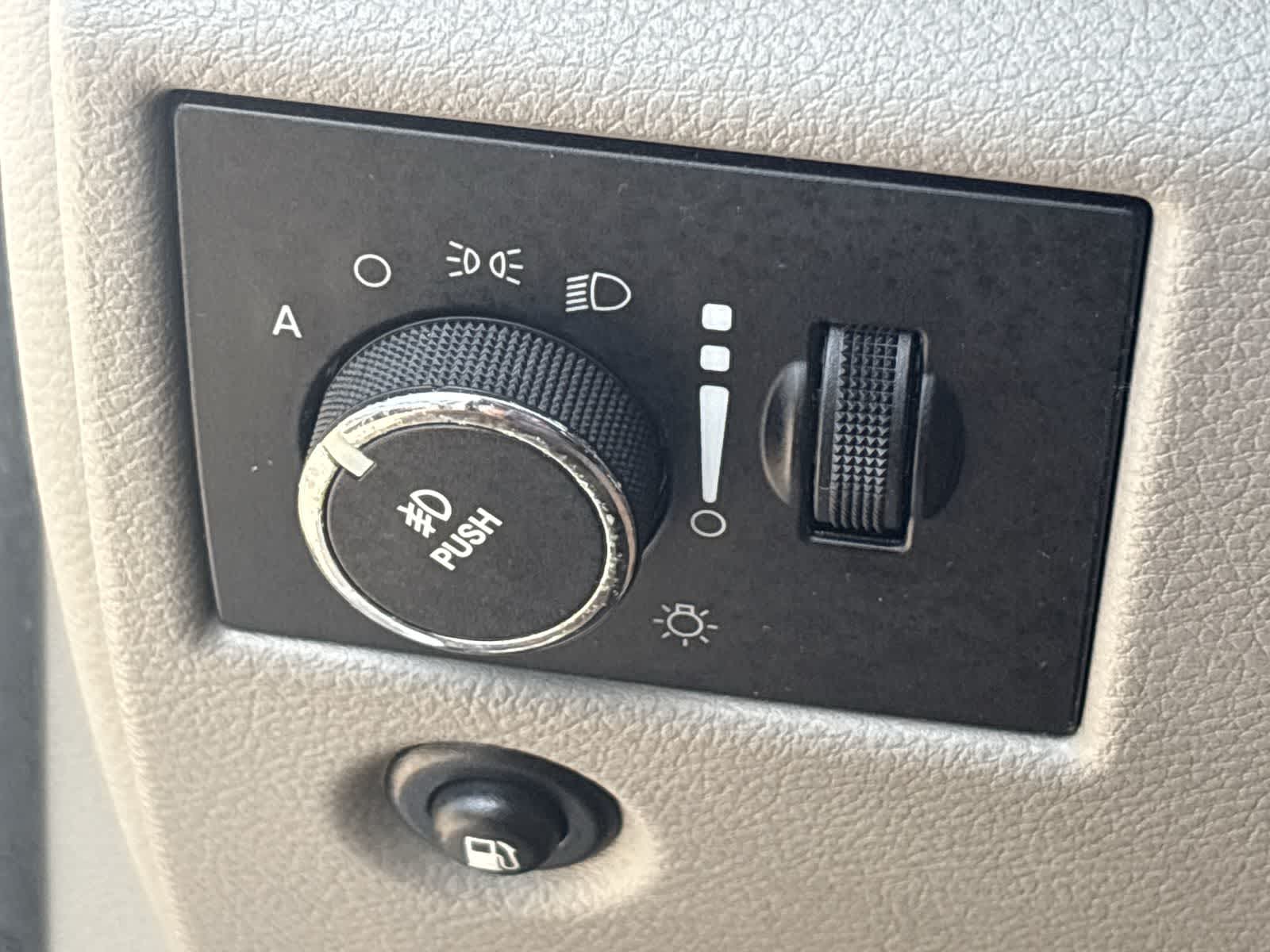 Thumbnail: 2011 Jeep Grand Cherokee - 18