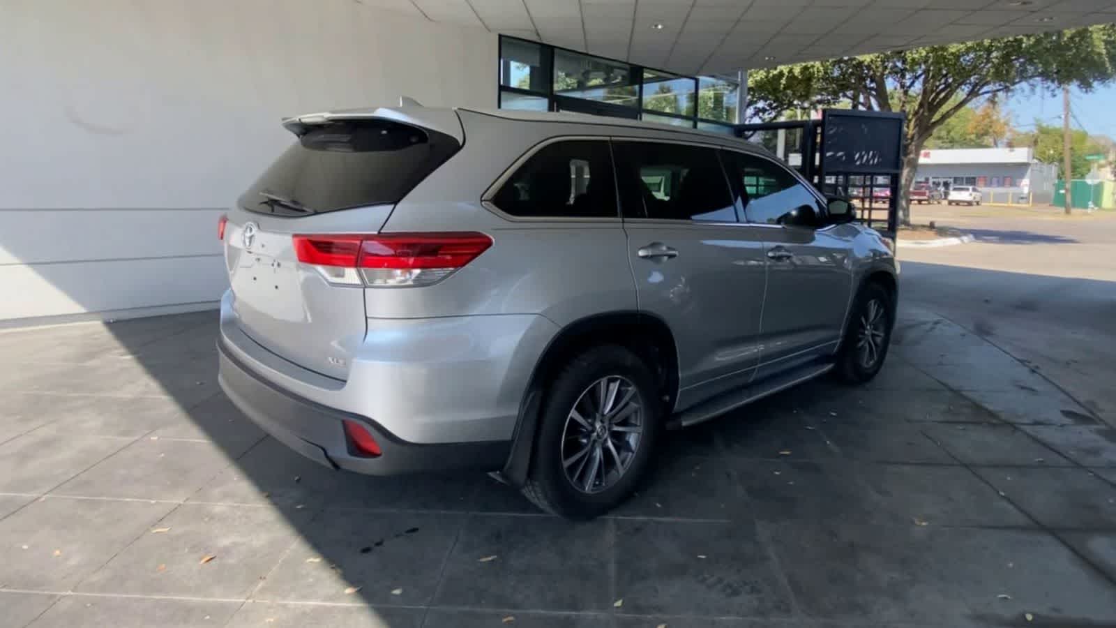 Thumbnail: 2017 Toyota Highlander - 8