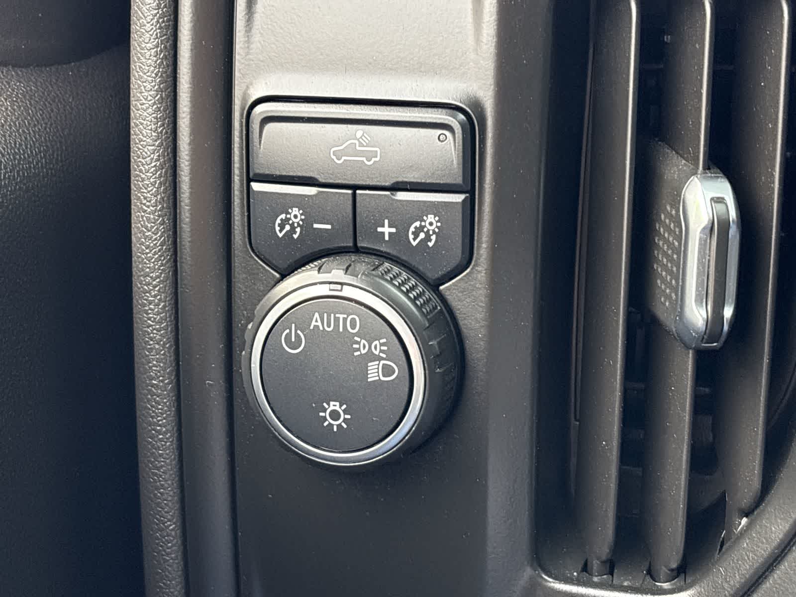 Thumbnail: 2020 Chevrolet Silverado 1500 - 32